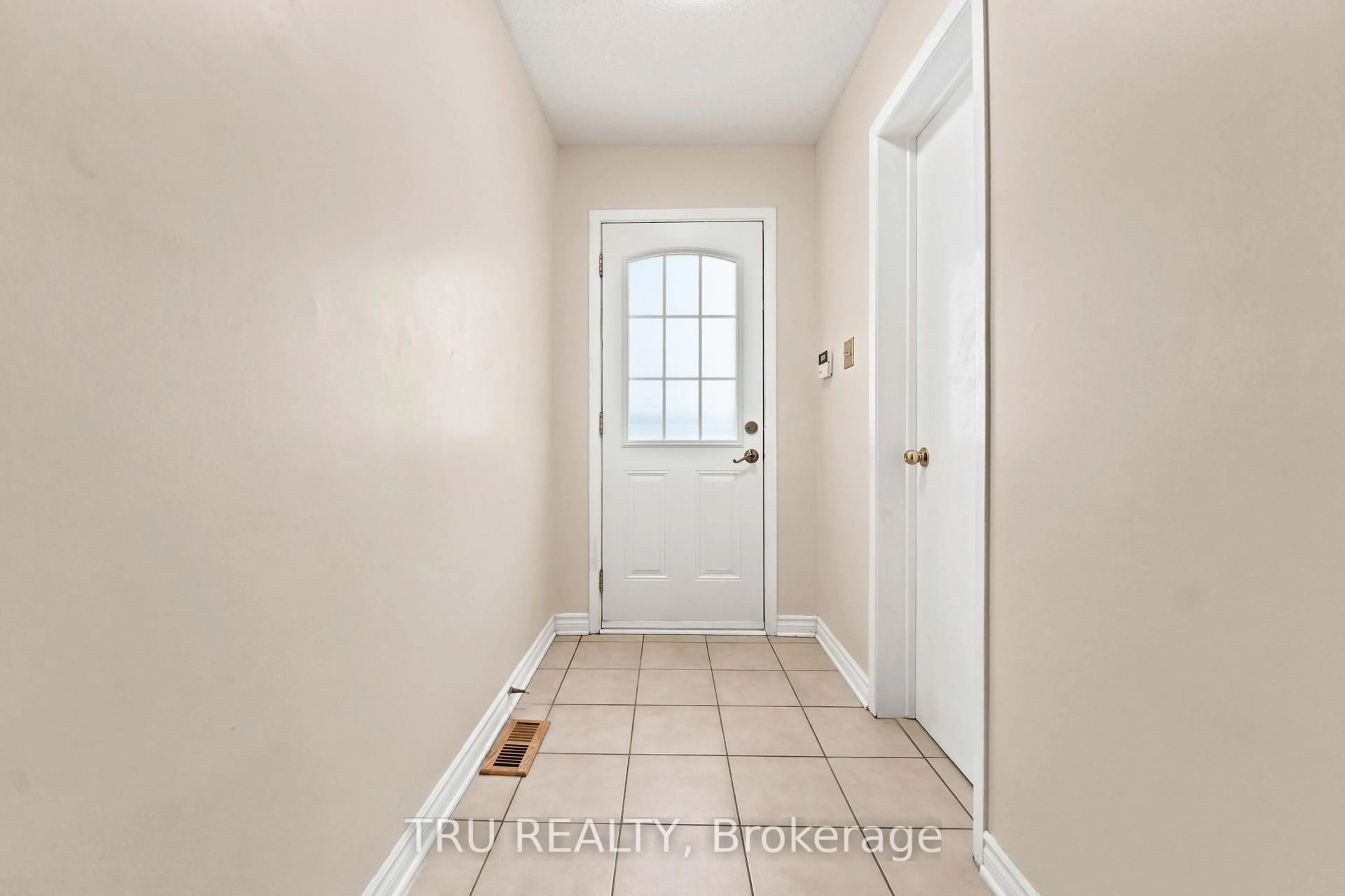 Indoor entryway for 2154 Orient Park Dr, Ottawa Ontario K1B 4V9