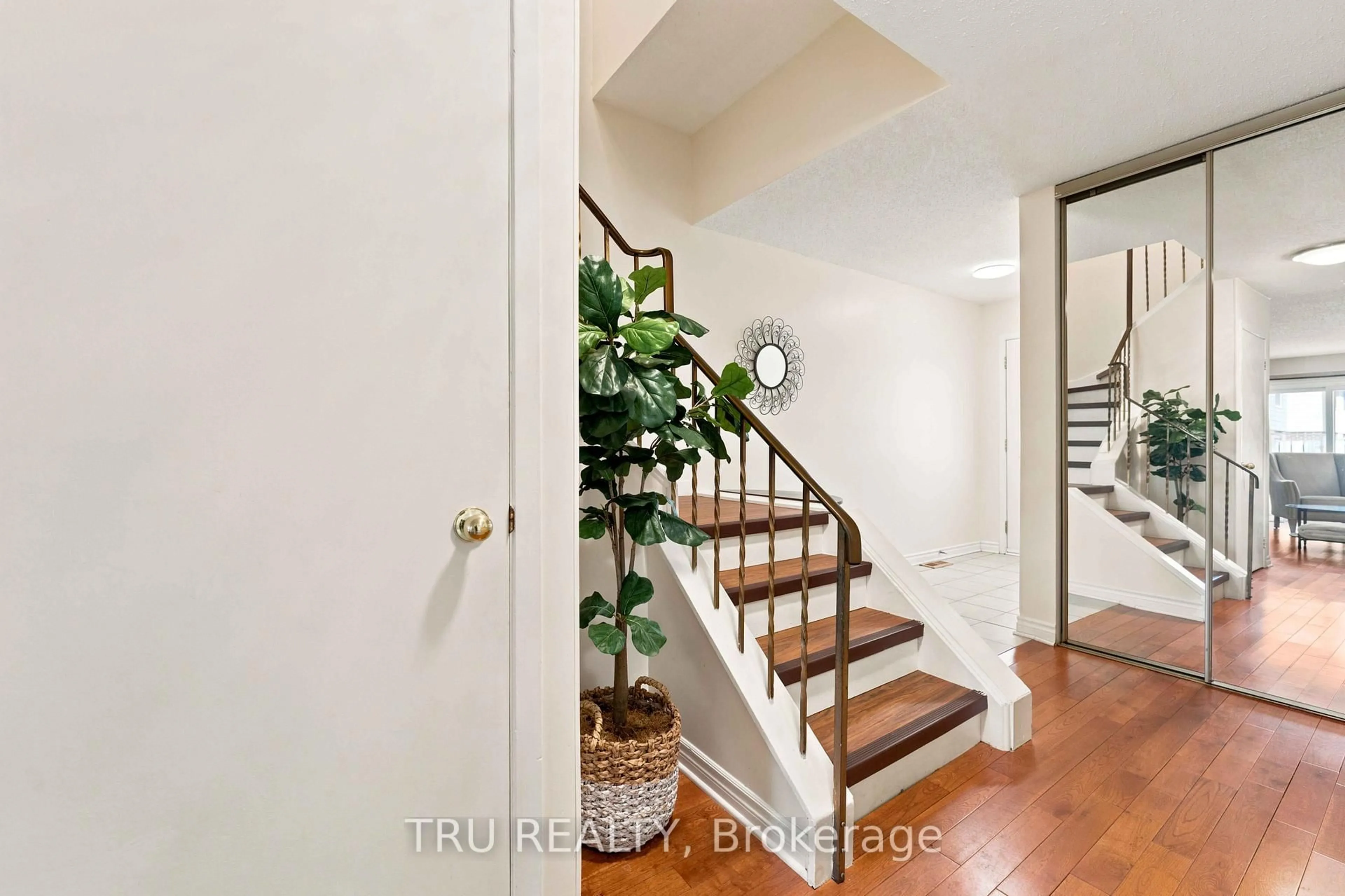 Indoor entryway for 2154 Orient Park Dr, Ottawa Ontario K1B 4V9