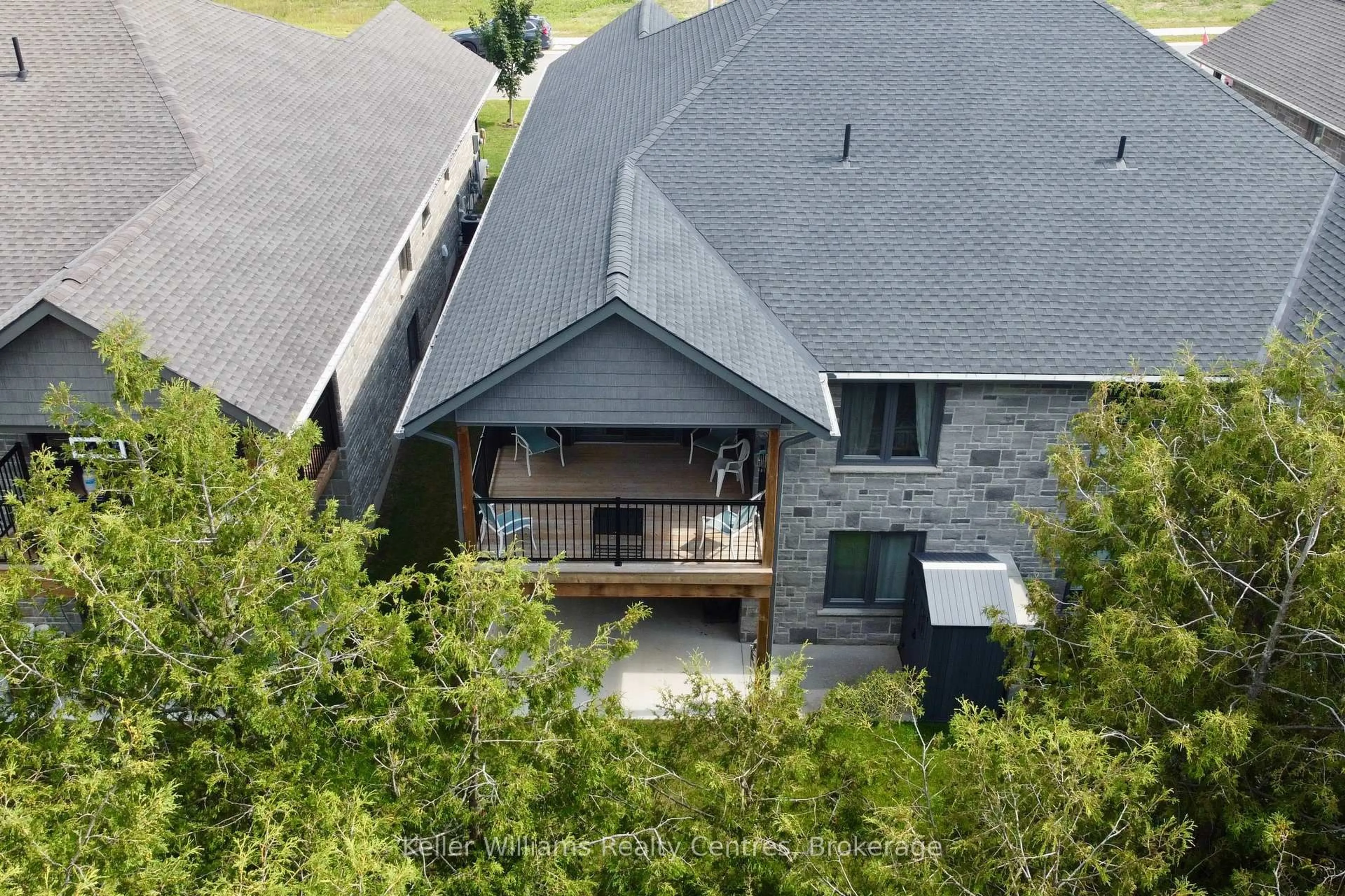 A pic from outside/outdoor area/front of a property/back of a property/a pic from drone, unknown for 600 25th Ave, Hanover Ontario N4N 0C3