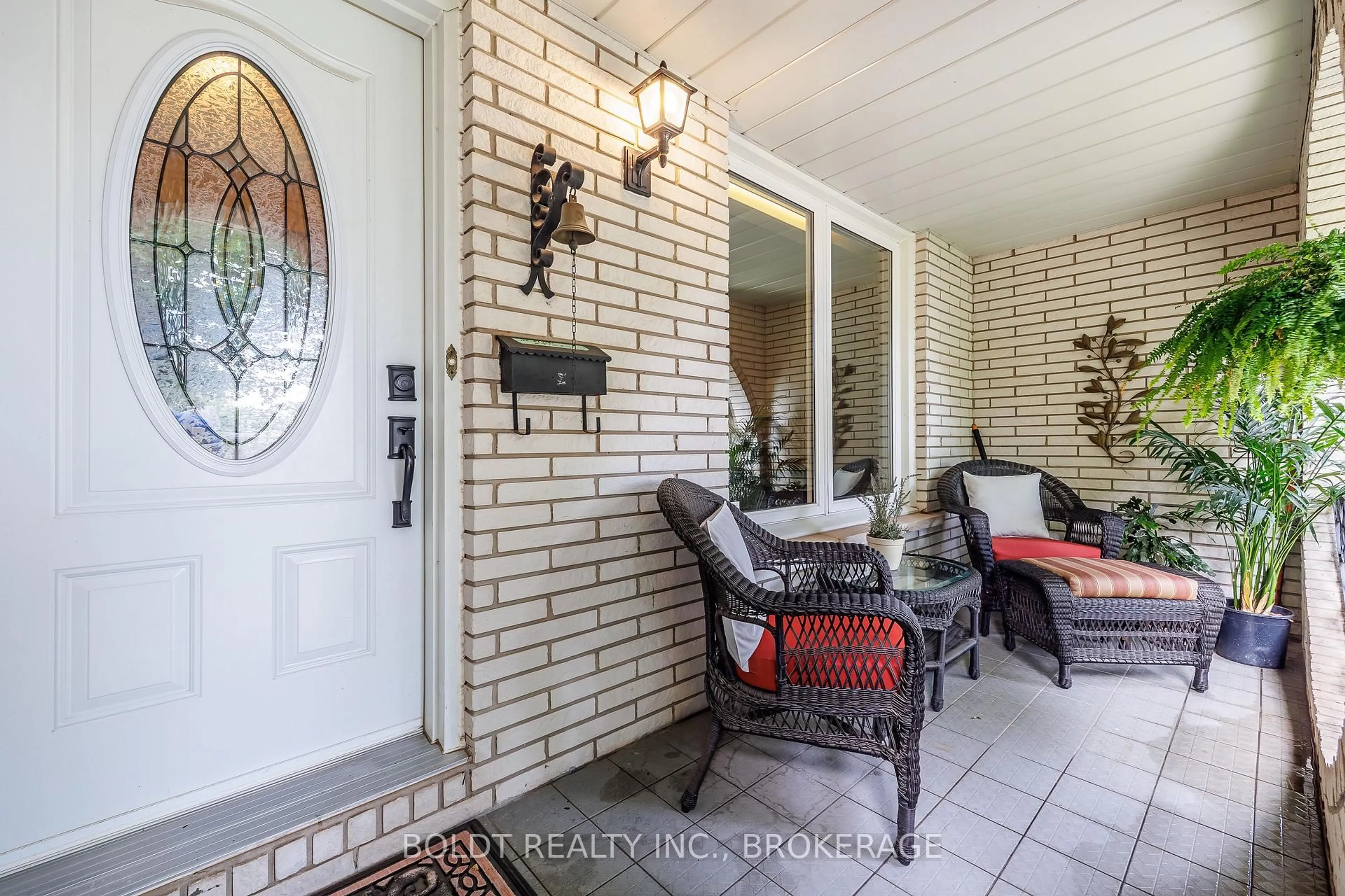 Indoor entryway for 17 Chatham Rd, St. Catharines Ontario L2M 4N7
