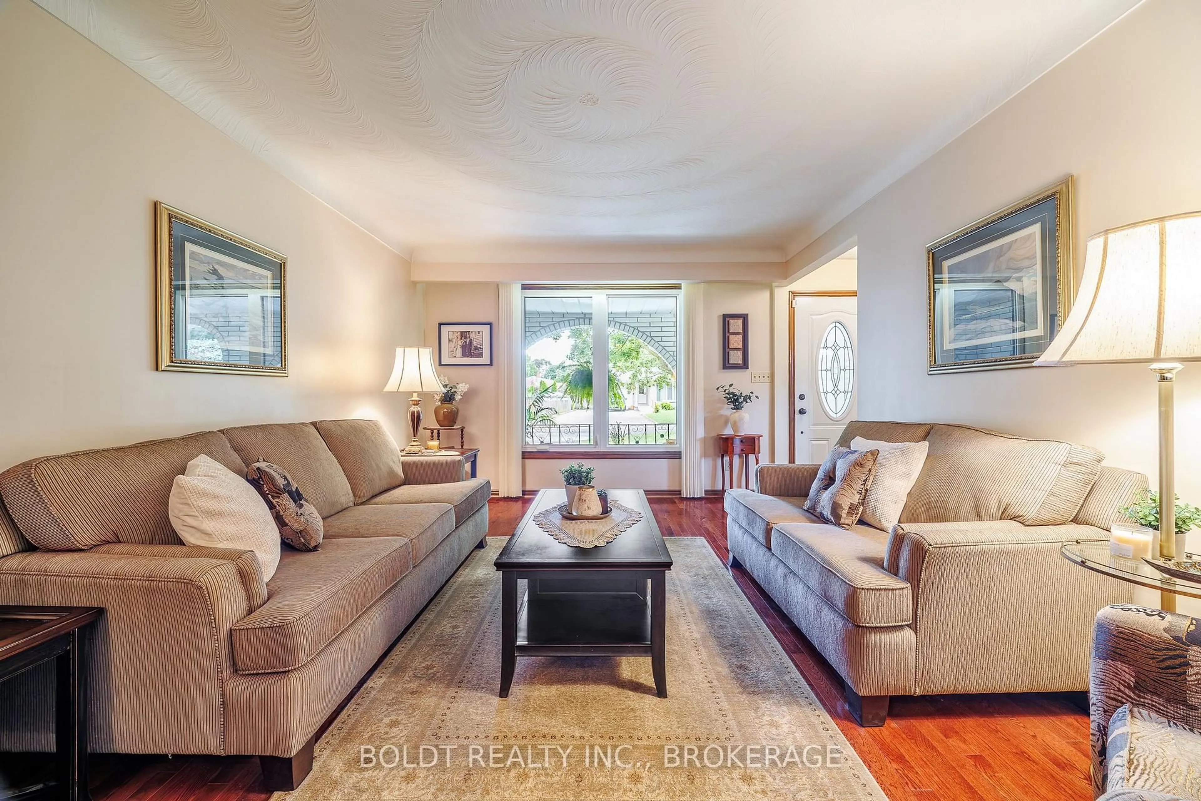 Living room with furniture, unknown for 17 Chatham Rd, St. Catharines Ontario L2M 4N7