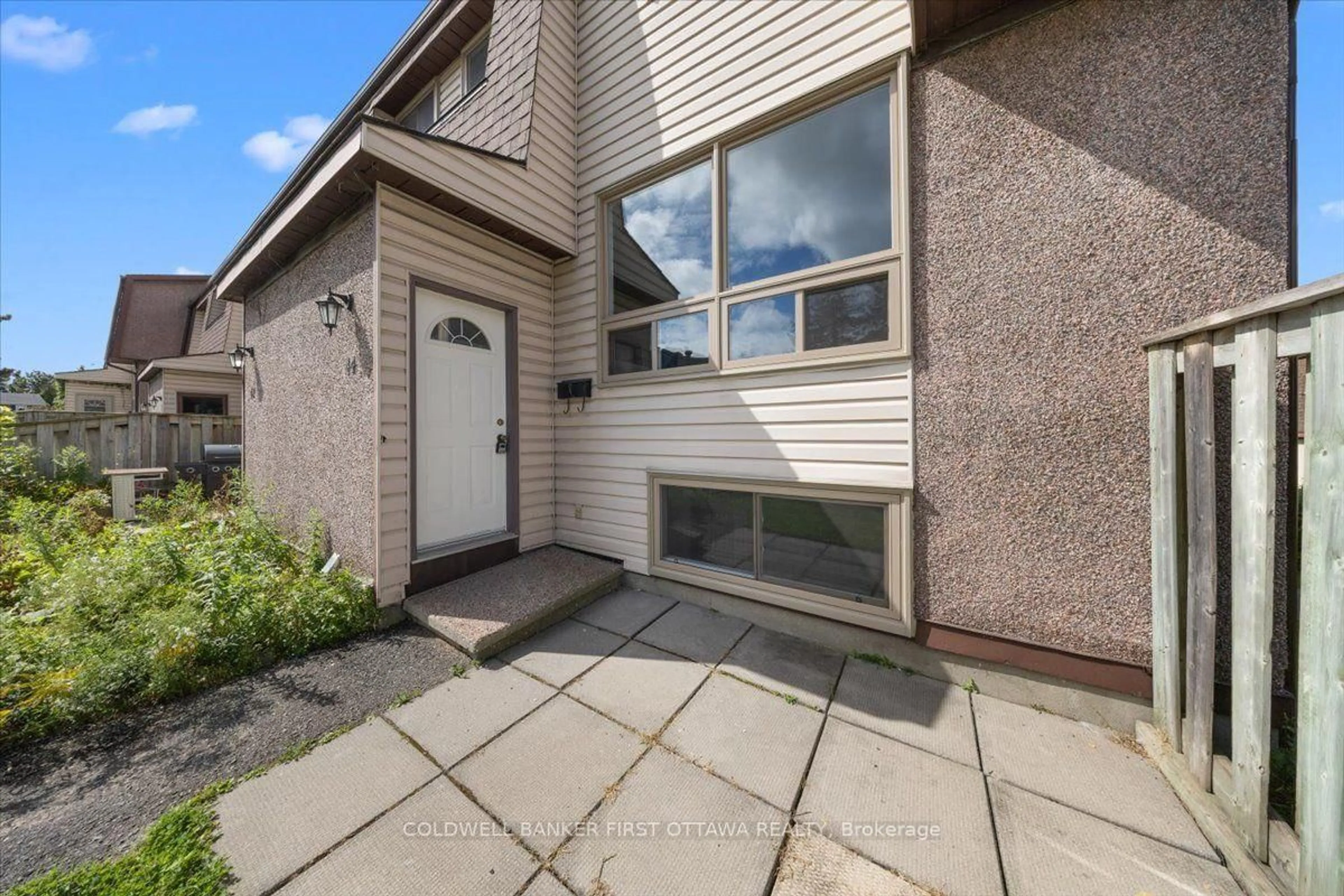A pic from outside/outdoor area/front of a property/back of a property/a pic from drone, street for 2640 Draper Ave #44, Ottawa Ontario K2H 8V3