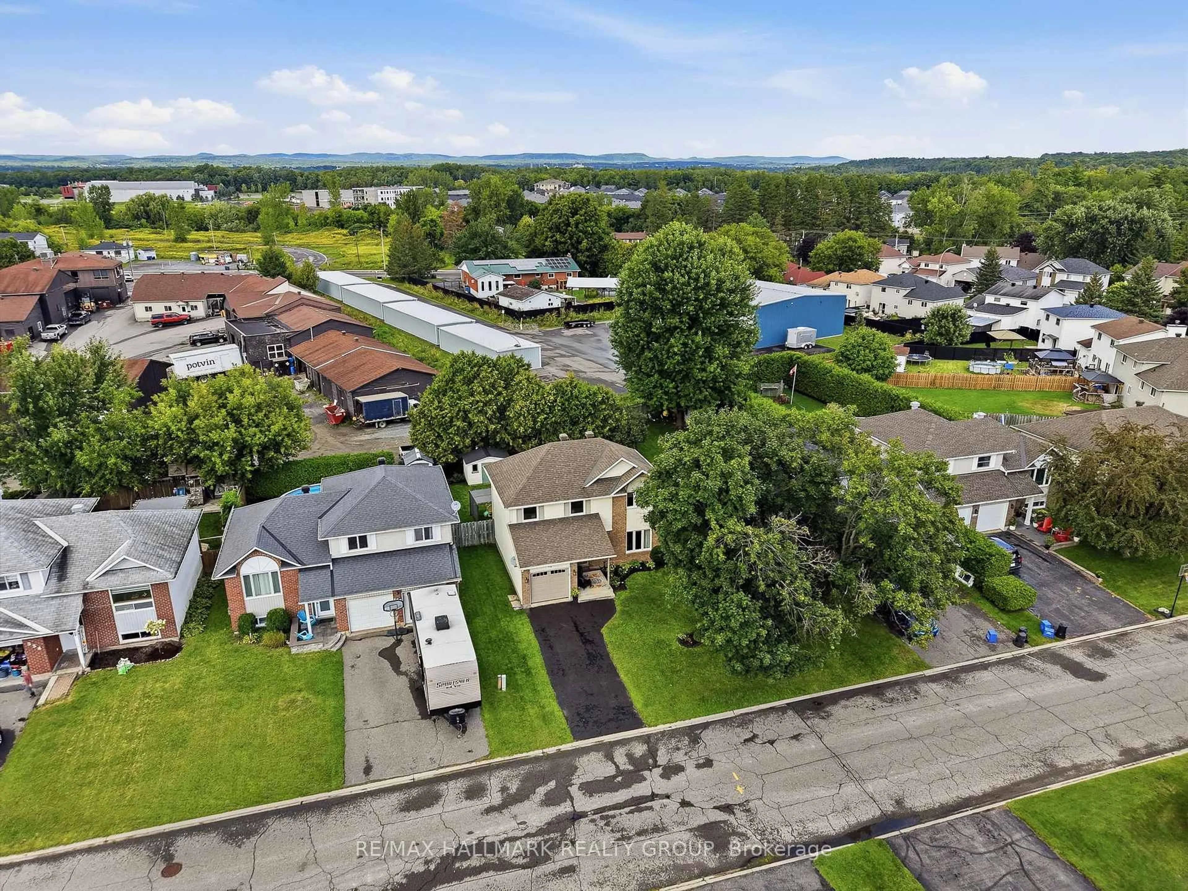 A pic from outside/outdoor area/front of a property/back of a property/a pic from drone, street for 326 BONAVISTA St, Clarence-Rockland Ontario K4K 1N7