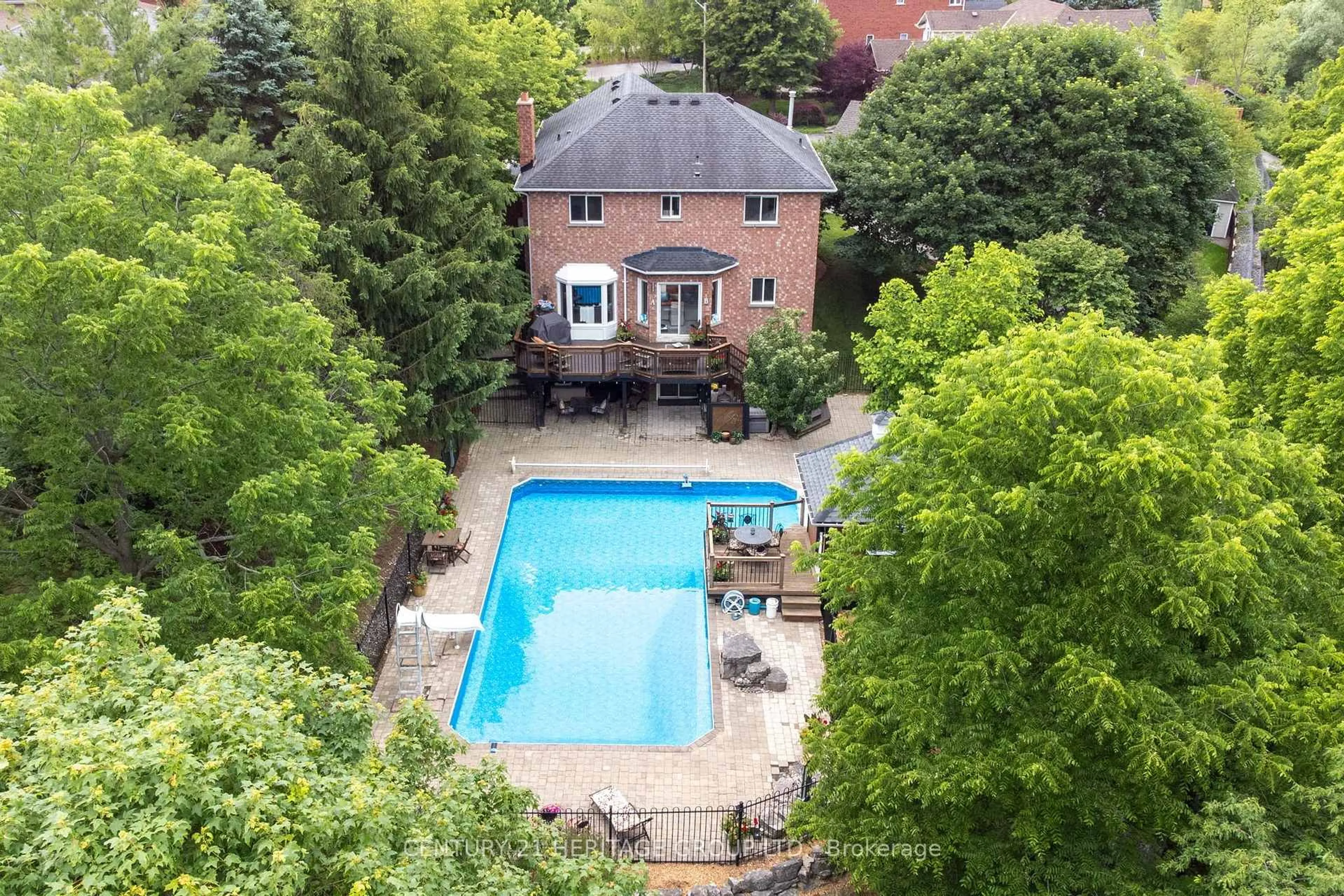 A pic from outside/outdoor area/front of a property/back of a property/a pic from drone, unknown for 28 Taywood Crt, Hamilton Ontario L9H 7A2