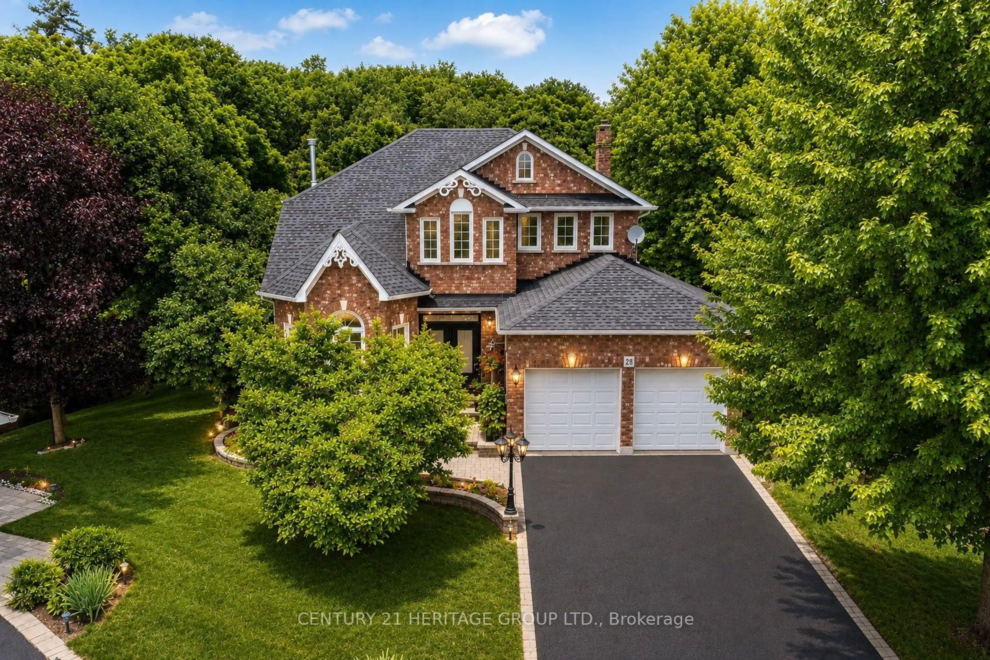 A pic from outside/outdoor area/front of a property/back of a property/a pic from drone, street for 28 Taywood Crt, Hamilton Ontario L9H 7A2