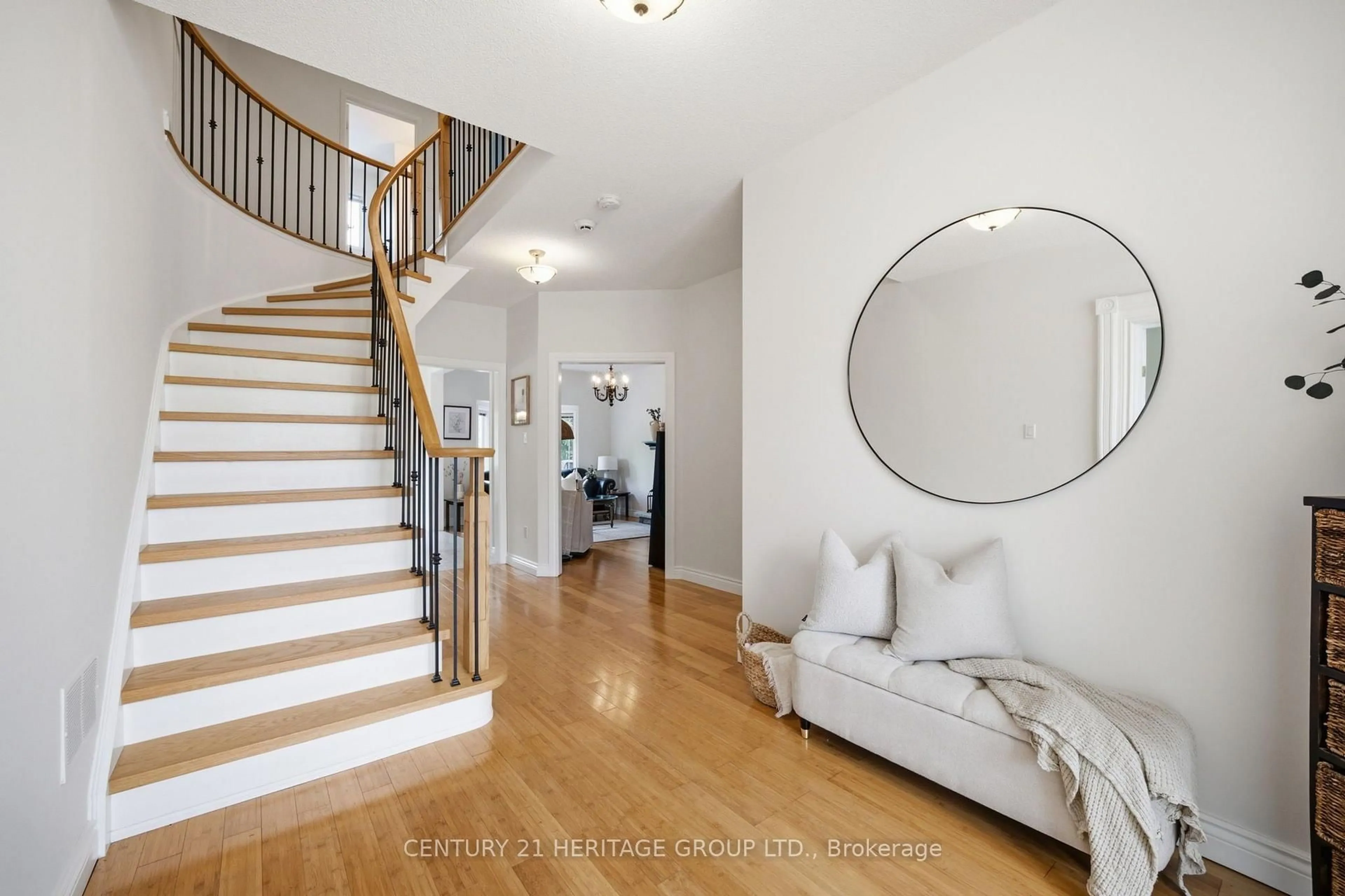 Indoor entryway for 28 Taywood Crt, Hamilton Ontario L9H 7A2
