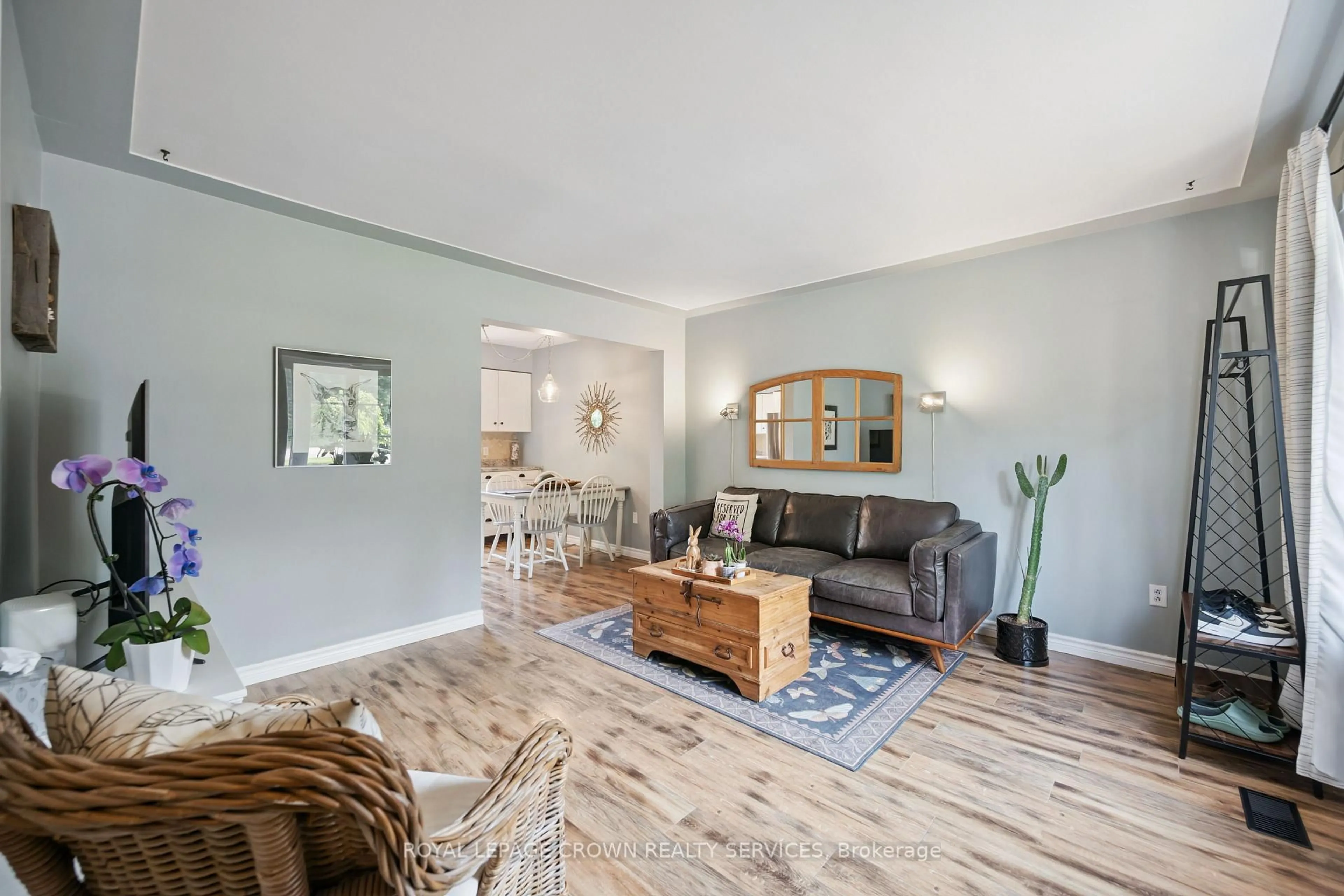 Living room with furniture, wood/laminate floor for 35 Mill Creek Rd, Cambridge Ontario N1R 1J5