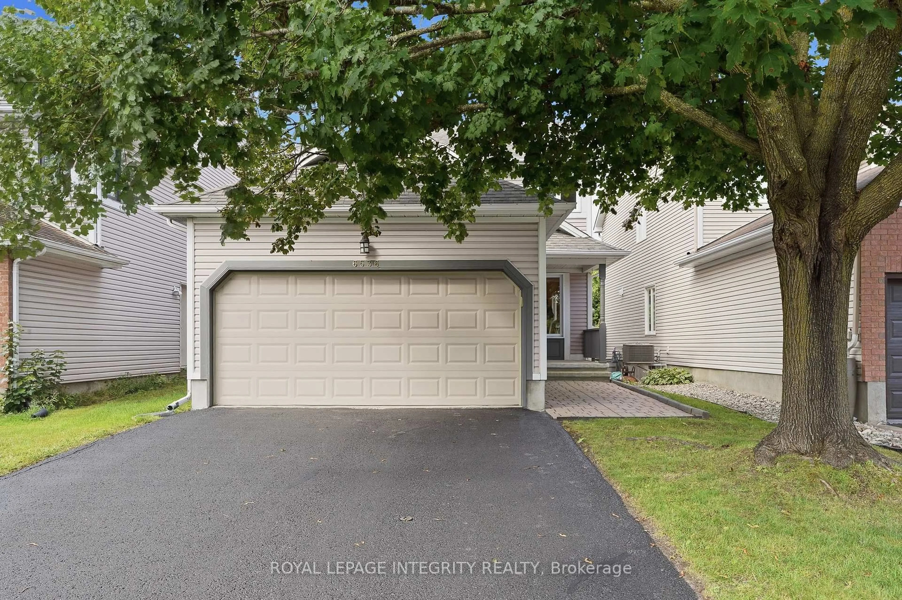 A pic from outside/outdoor area/front of a property/back of a property/a pic from drone, street for 6536 Tooney Dr, Ottawa Ontario K1C 7G9