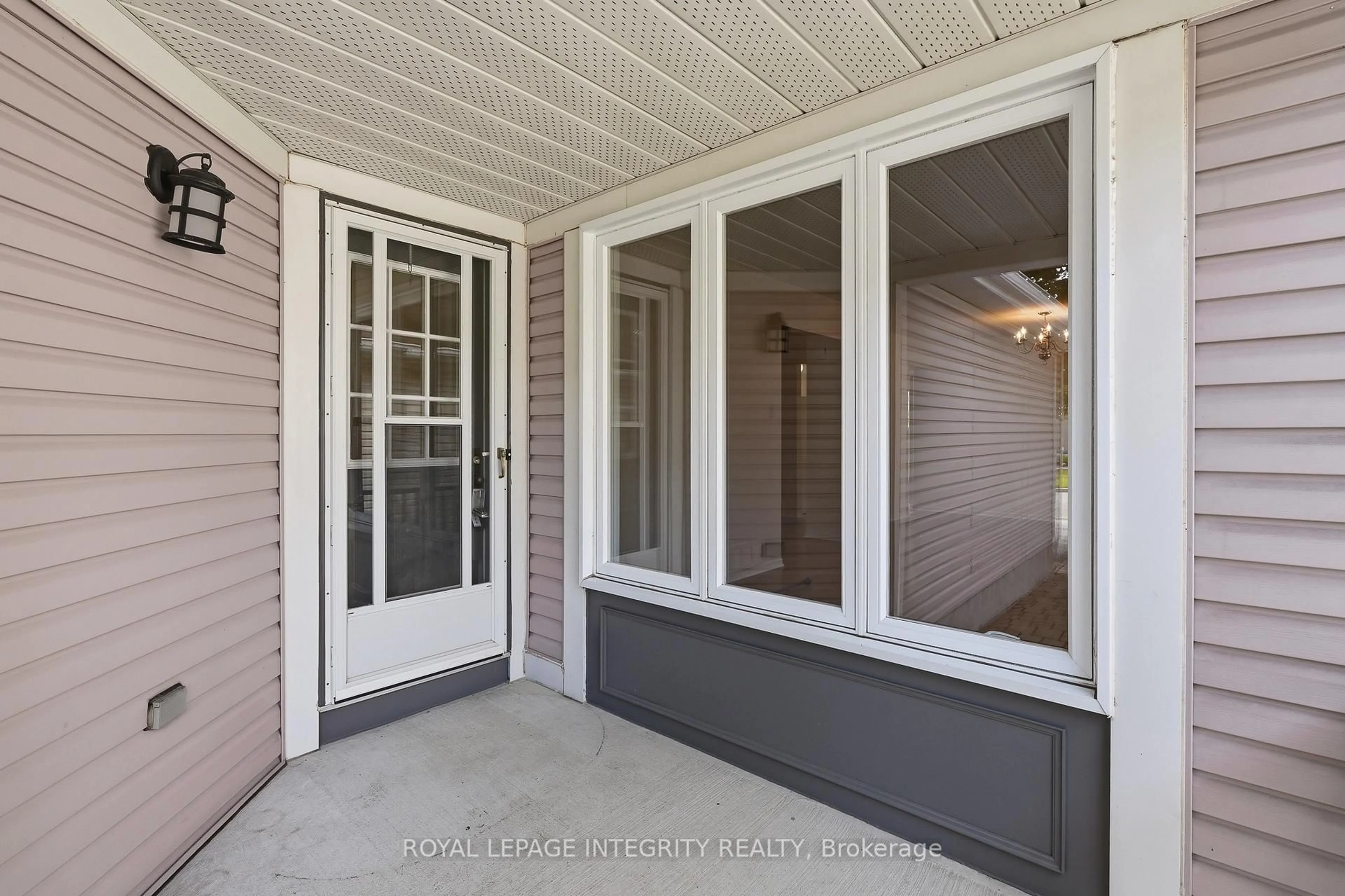 Indoor entryway for 6536 Tooney Dr, Ottawa Ontario K1C 7G9
