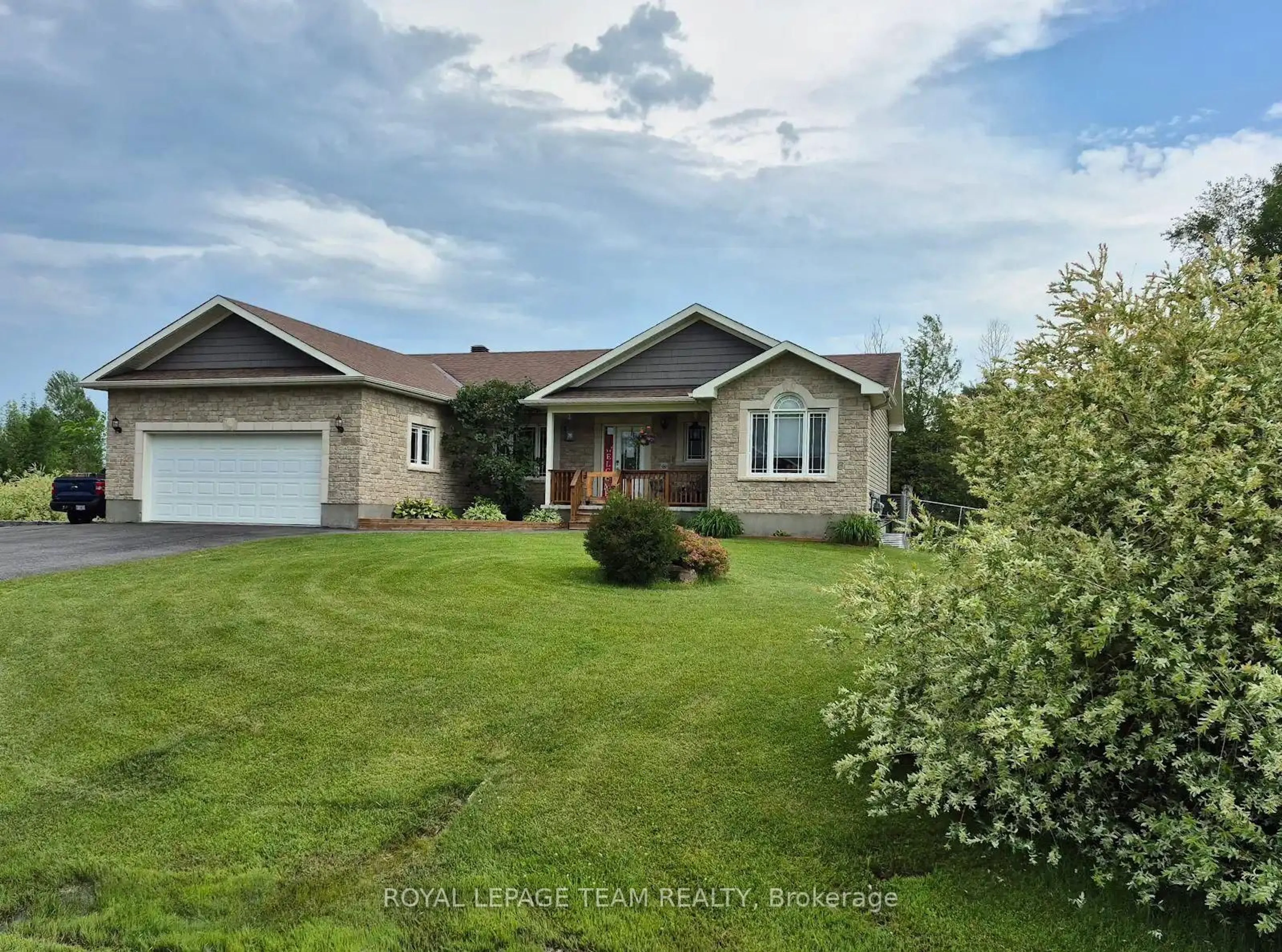 A pic from outside/outdoor area/front of a property/back of a property/a pic from drone, unknown for 109 Stonewalk Dr, North Grenville Ontario K0G 1J0