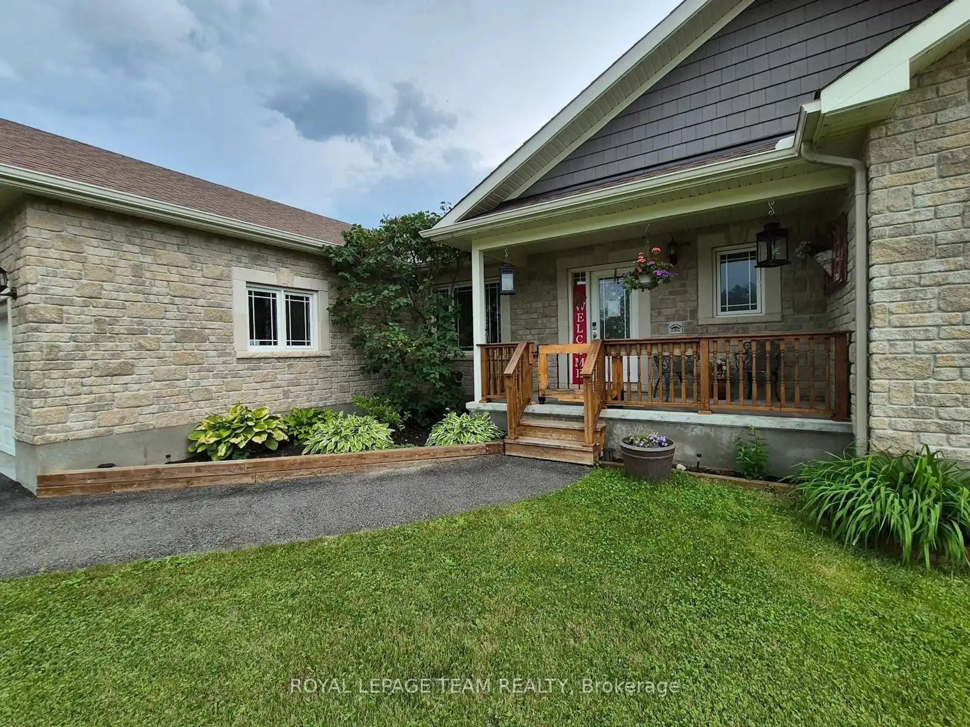 A pic from outside/outdoor area/front of a property/back of a property/a pic from drone, street for 109 Stonewalk Dr, North Grenville Ontario K0G 1J0