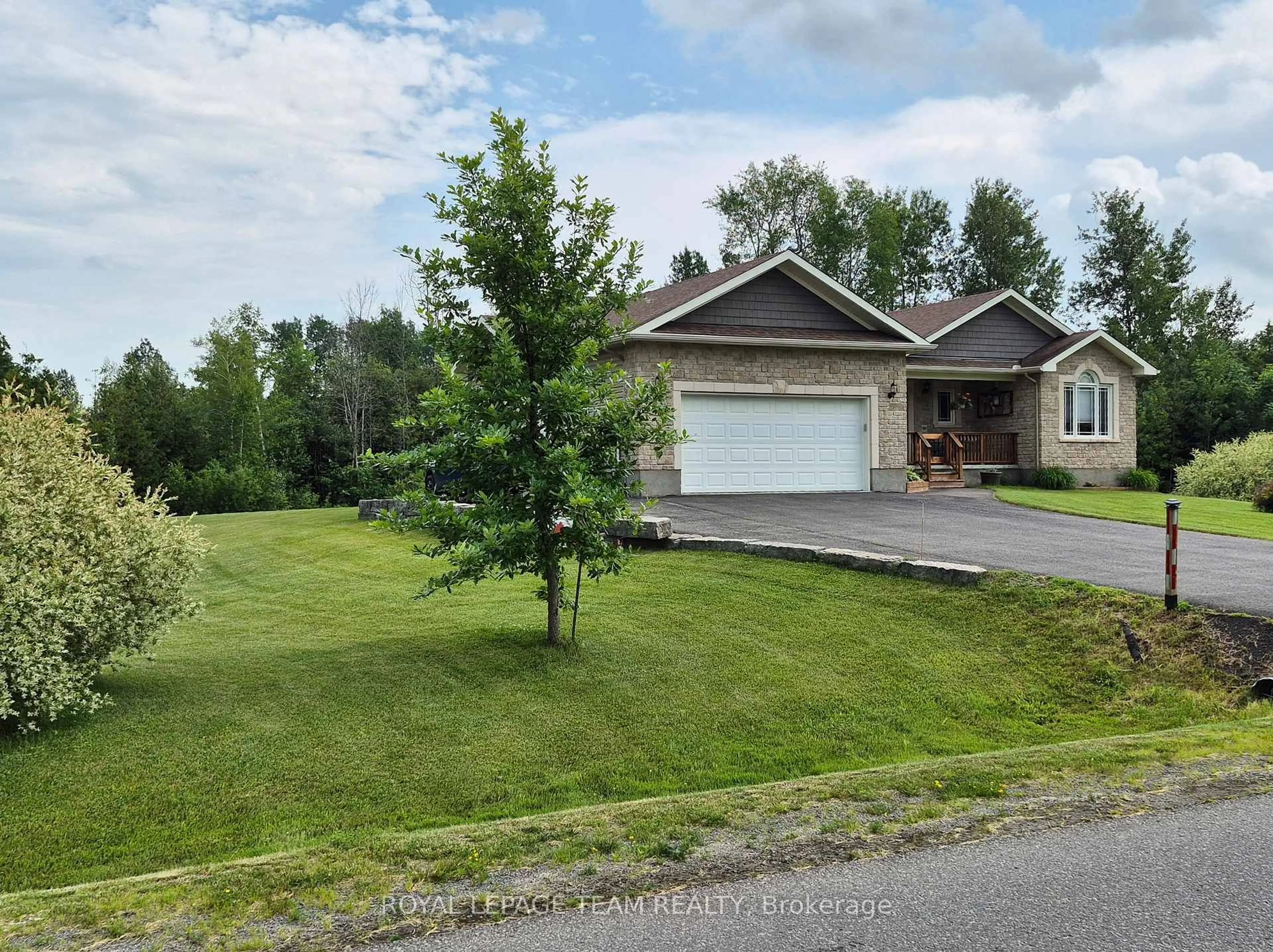 A pic from outside/outdoor area/front of a property/back of a property/a pic from drone, unknown for 109 Stonewalk Dr, North Grenville Ontario K0G 1J0