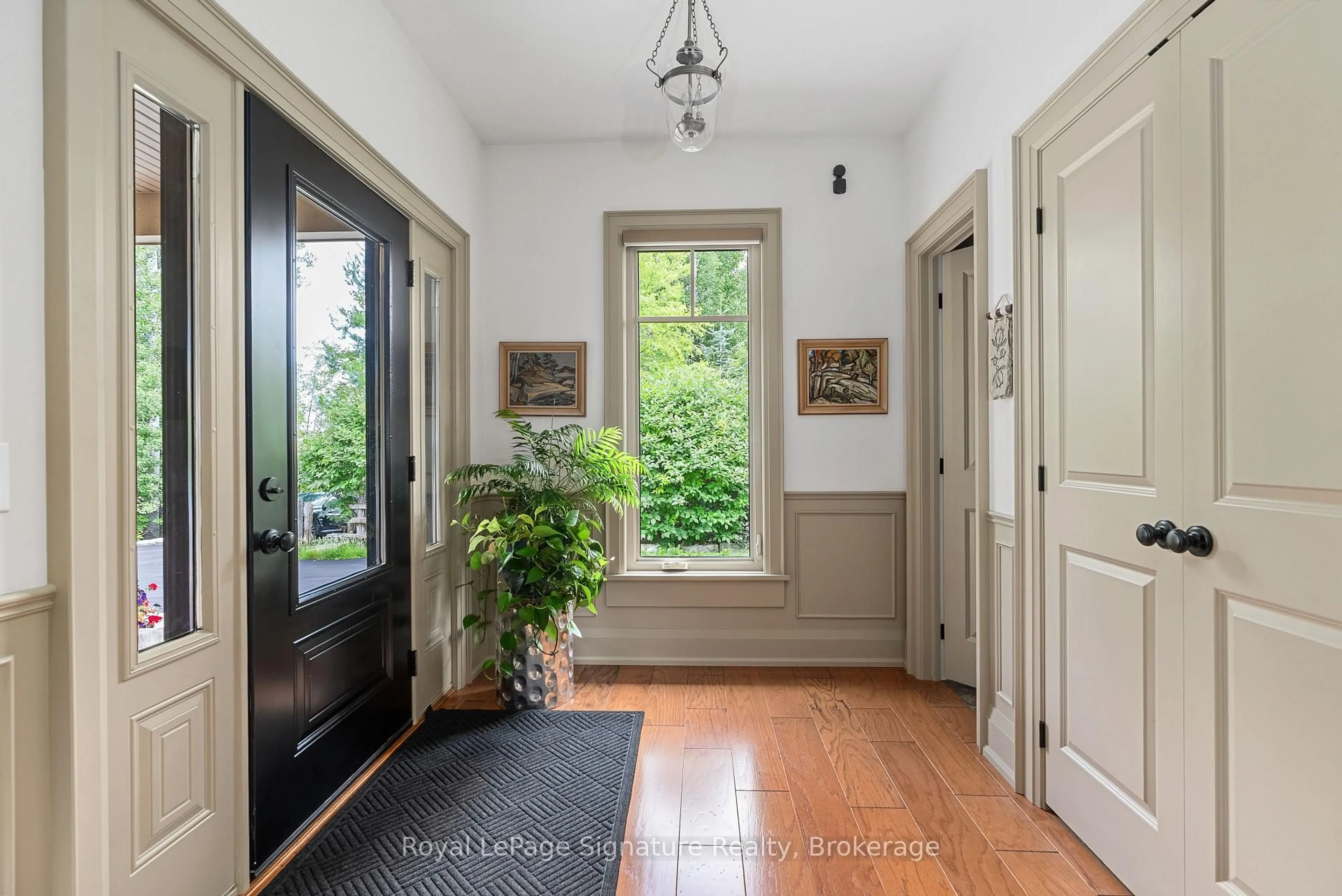 Indoor entryway for 376 Sunset Blvd, Blue Mountains Ontario N0H 2P0