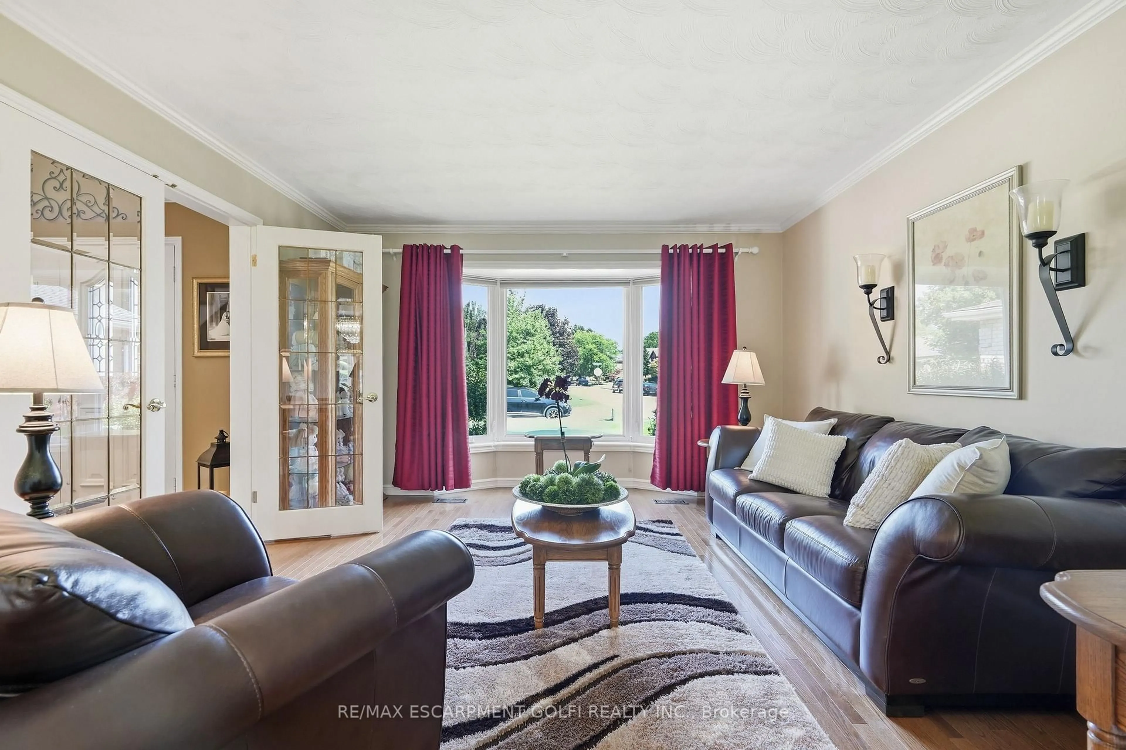 Living room with furniture, unknown for 40 Dalemere Cres, St. Catharines Ontario L2N 7K3