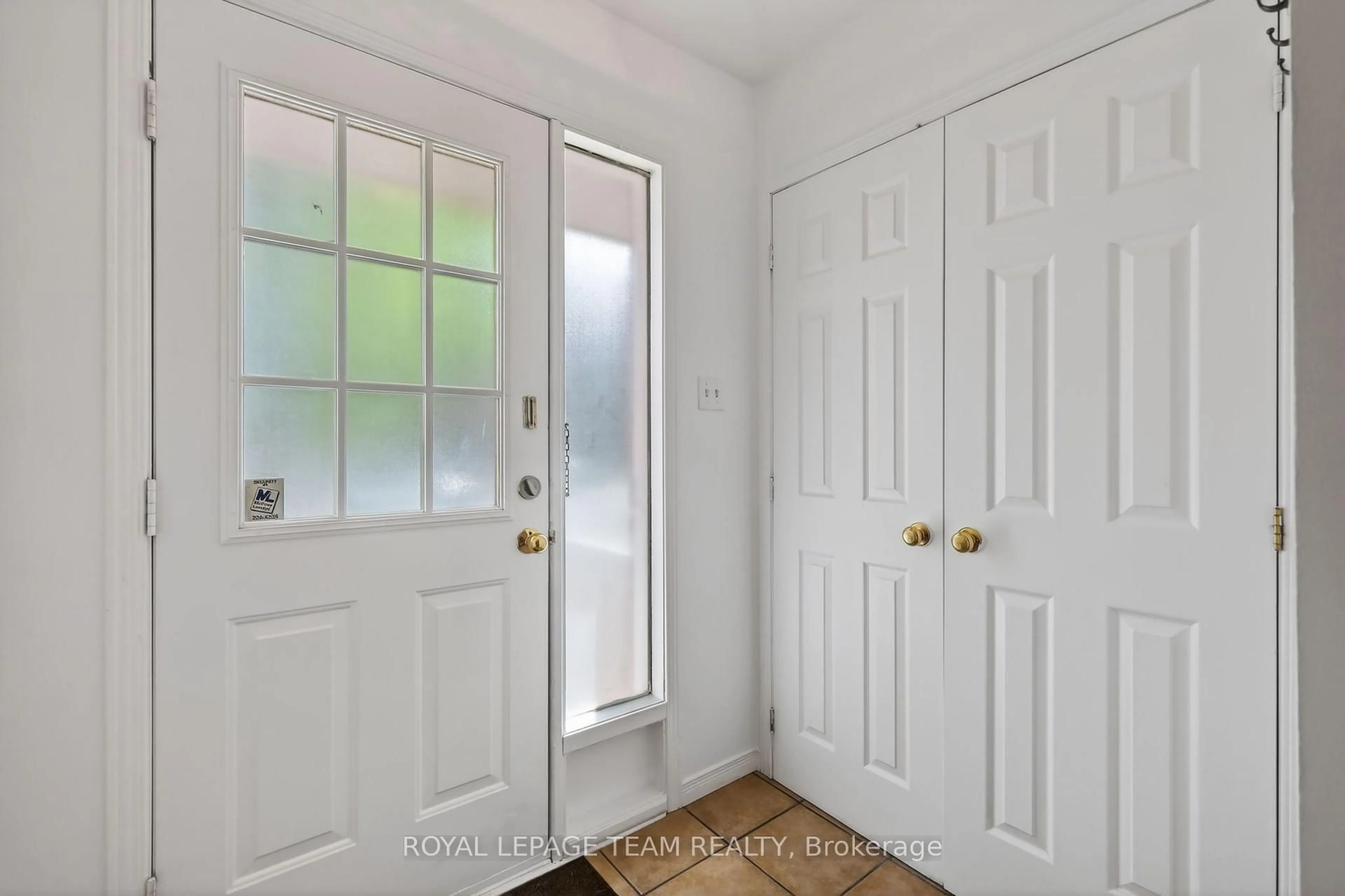 Indoor entryway for 4 Mill Hill Rd, Ottawa Ontario K2H 9N4