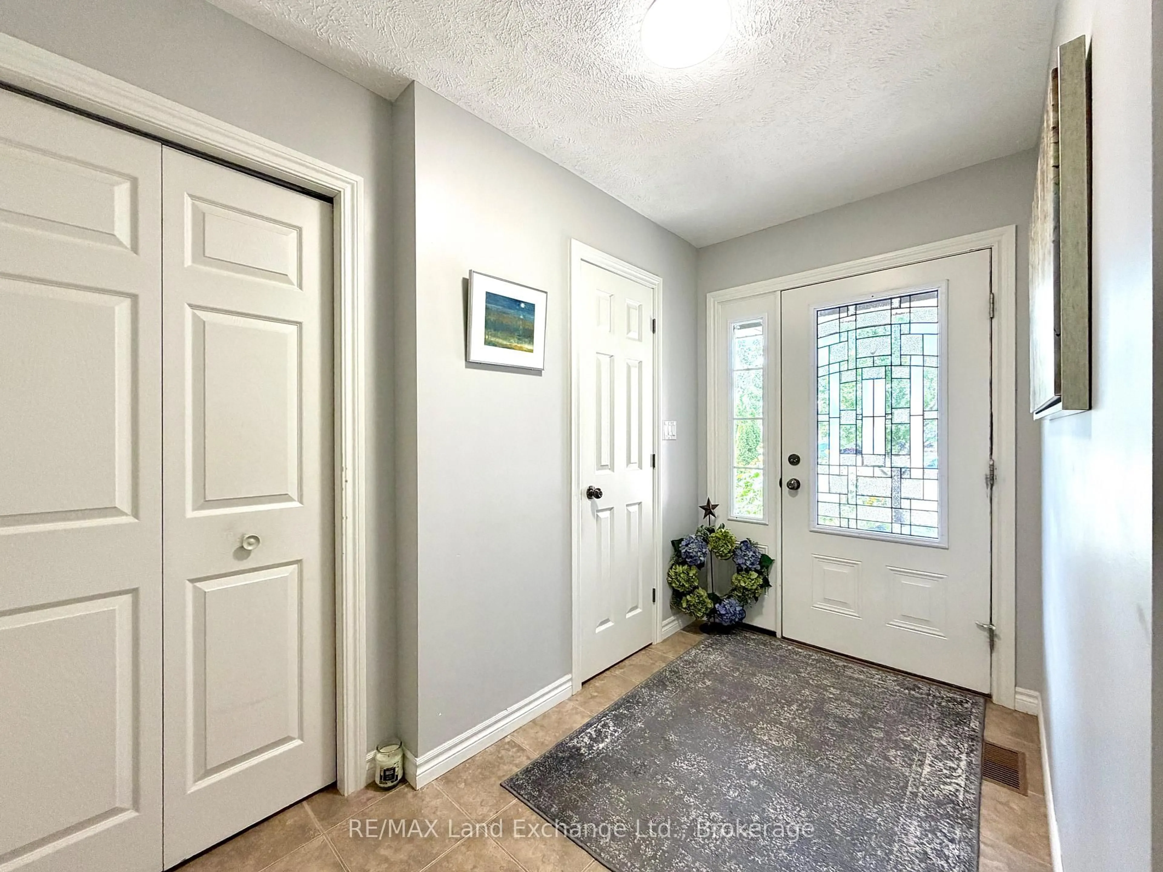 Indoor entryway for 203 STICKEL St, Saugeen Shores Ontario N0H 2C1