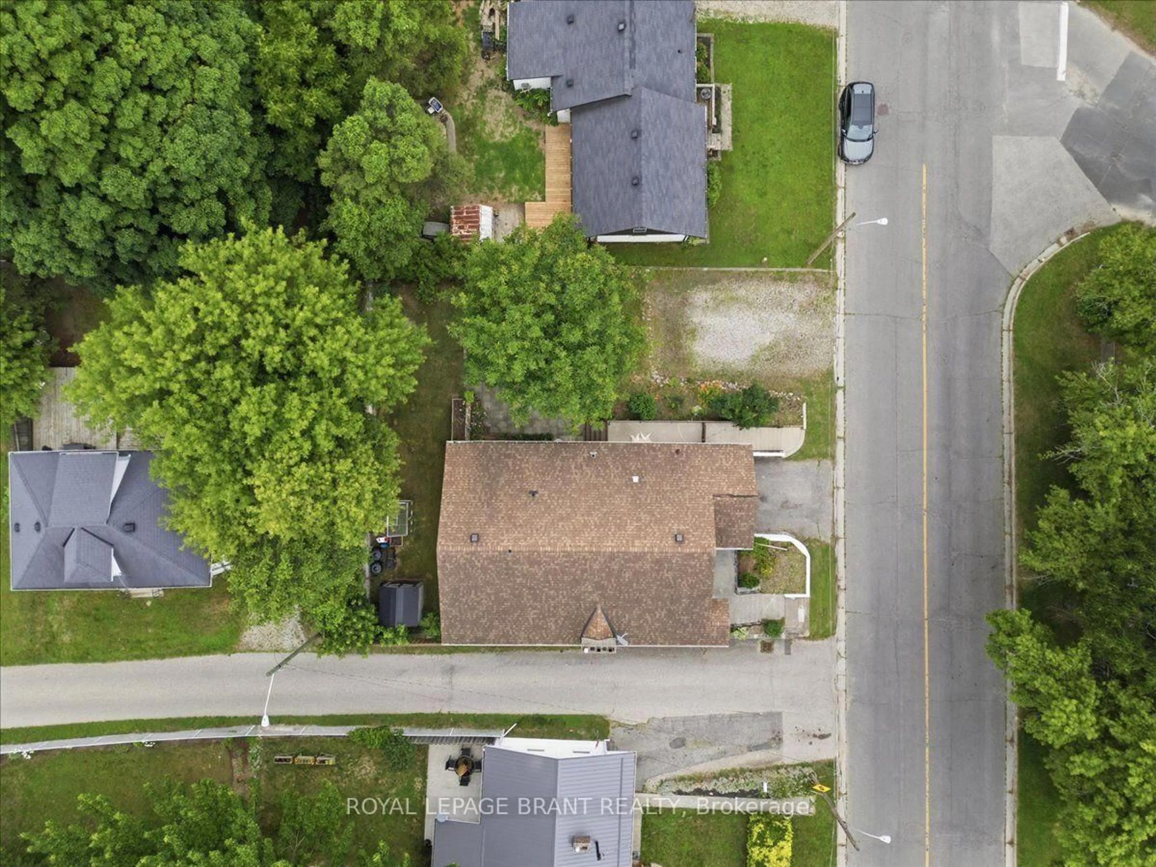 A pic from outside/outdoor area/front of a property/back of a property/a pic from drone, street for 12 Tillson St, Tillsonburg Ontario N4G 2X2