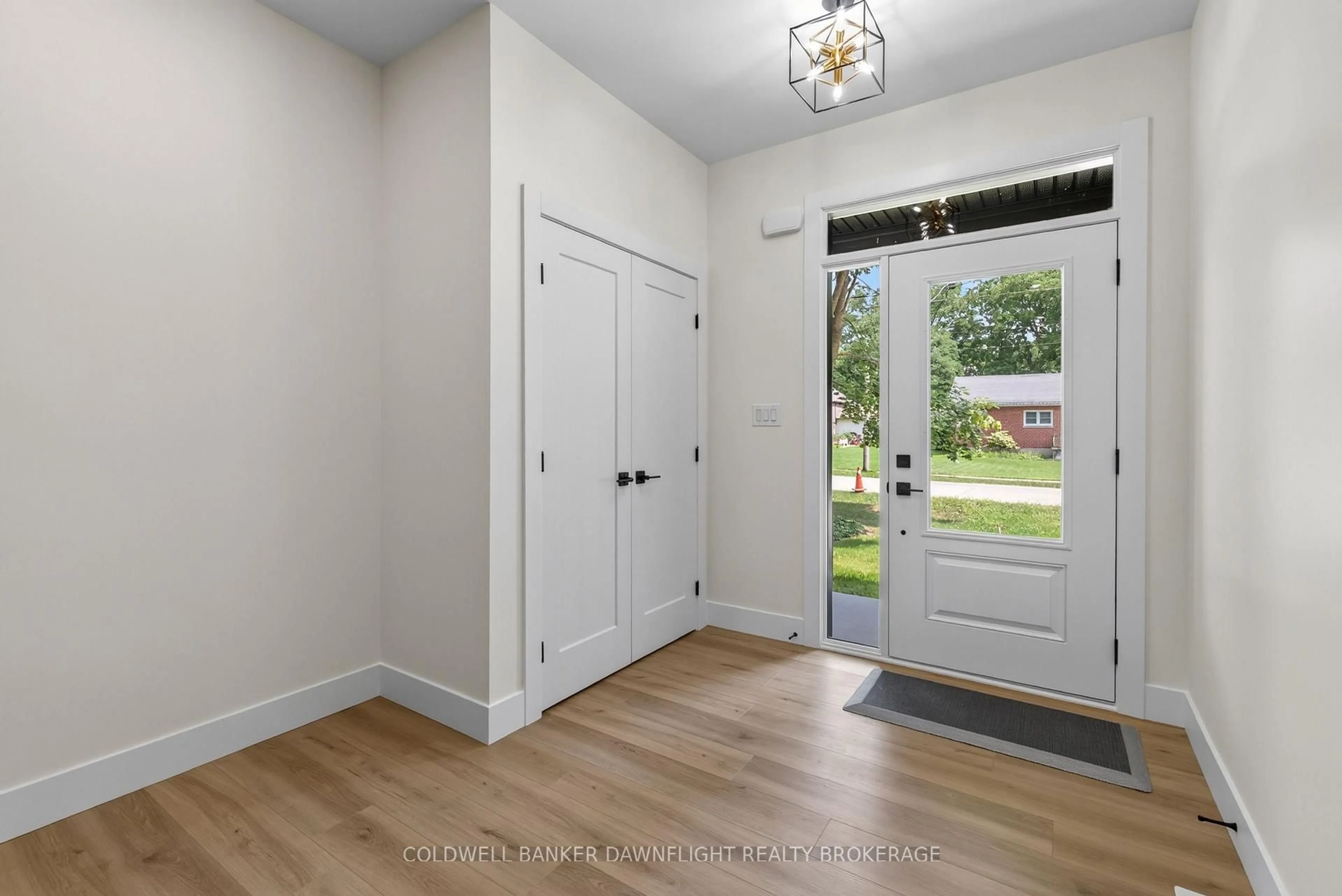 Indoor entryway for 117 James St, North Middlesex Ontario N0M 1A0