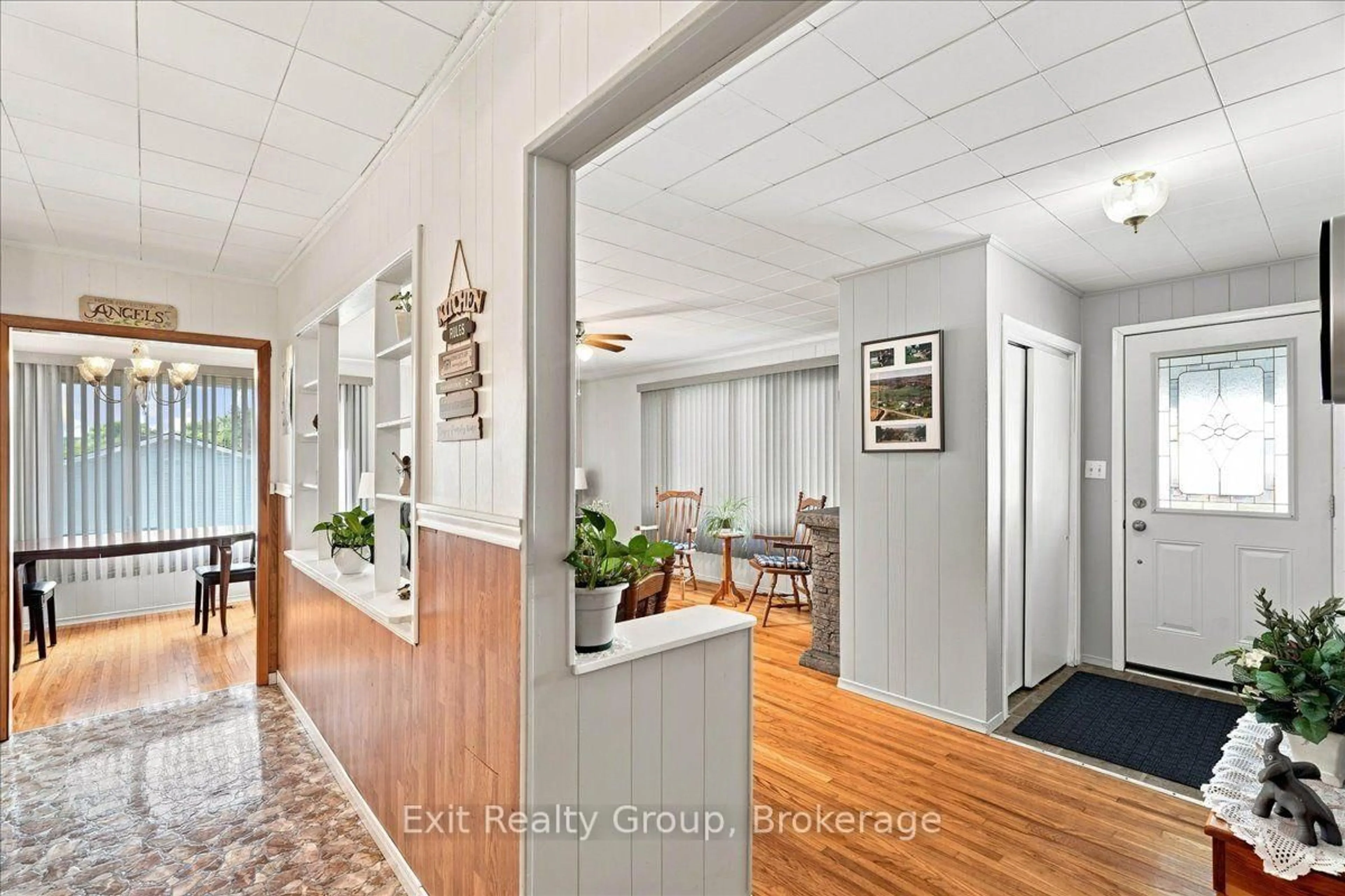Indoor entryway for 29 Emma St, Stirling Ontario K0K 3E0