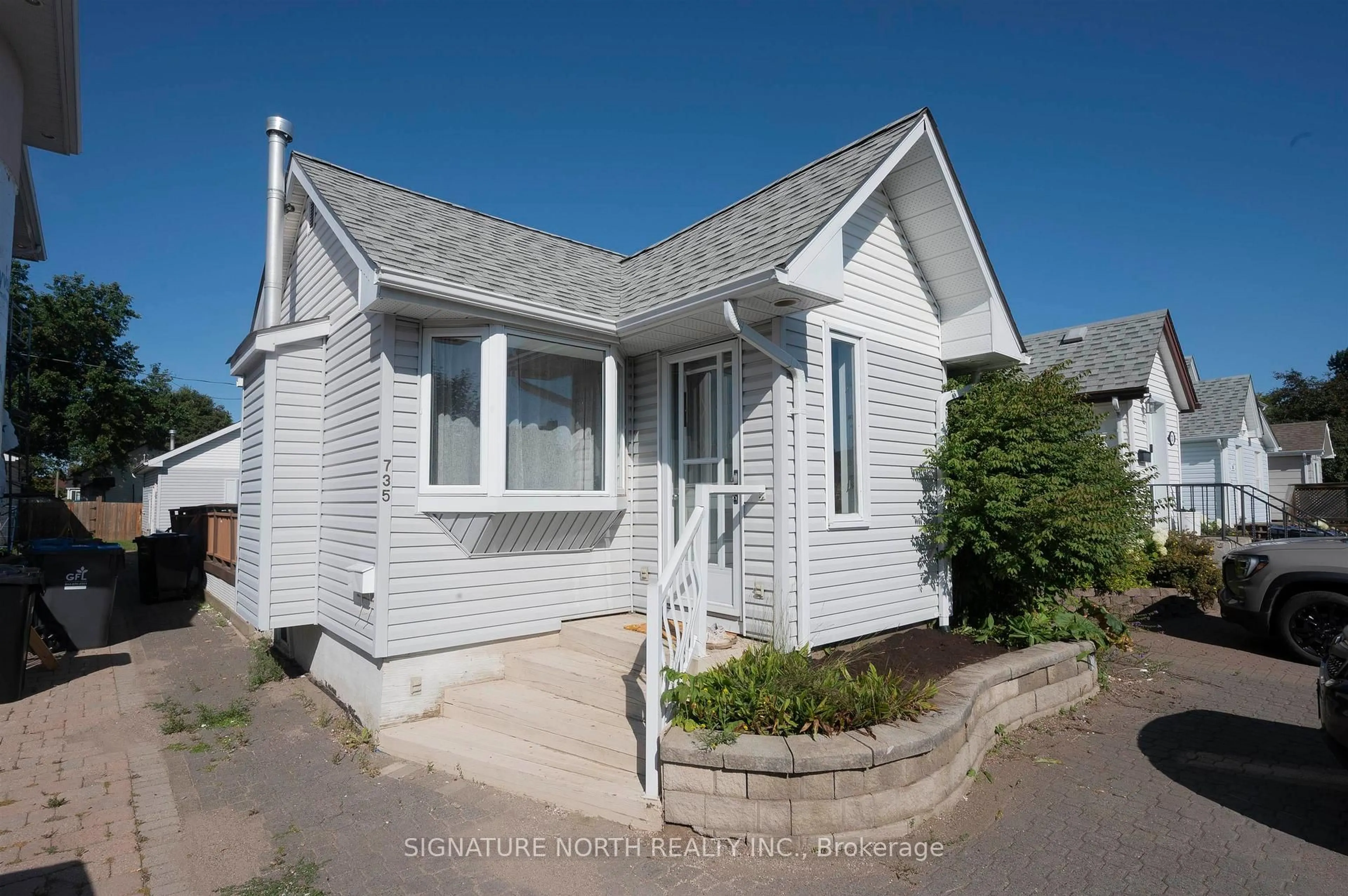 Home with vinyl exterior material, street for 735 Ernestine Avenue, Thunder Bay Ontario P7E 1W9