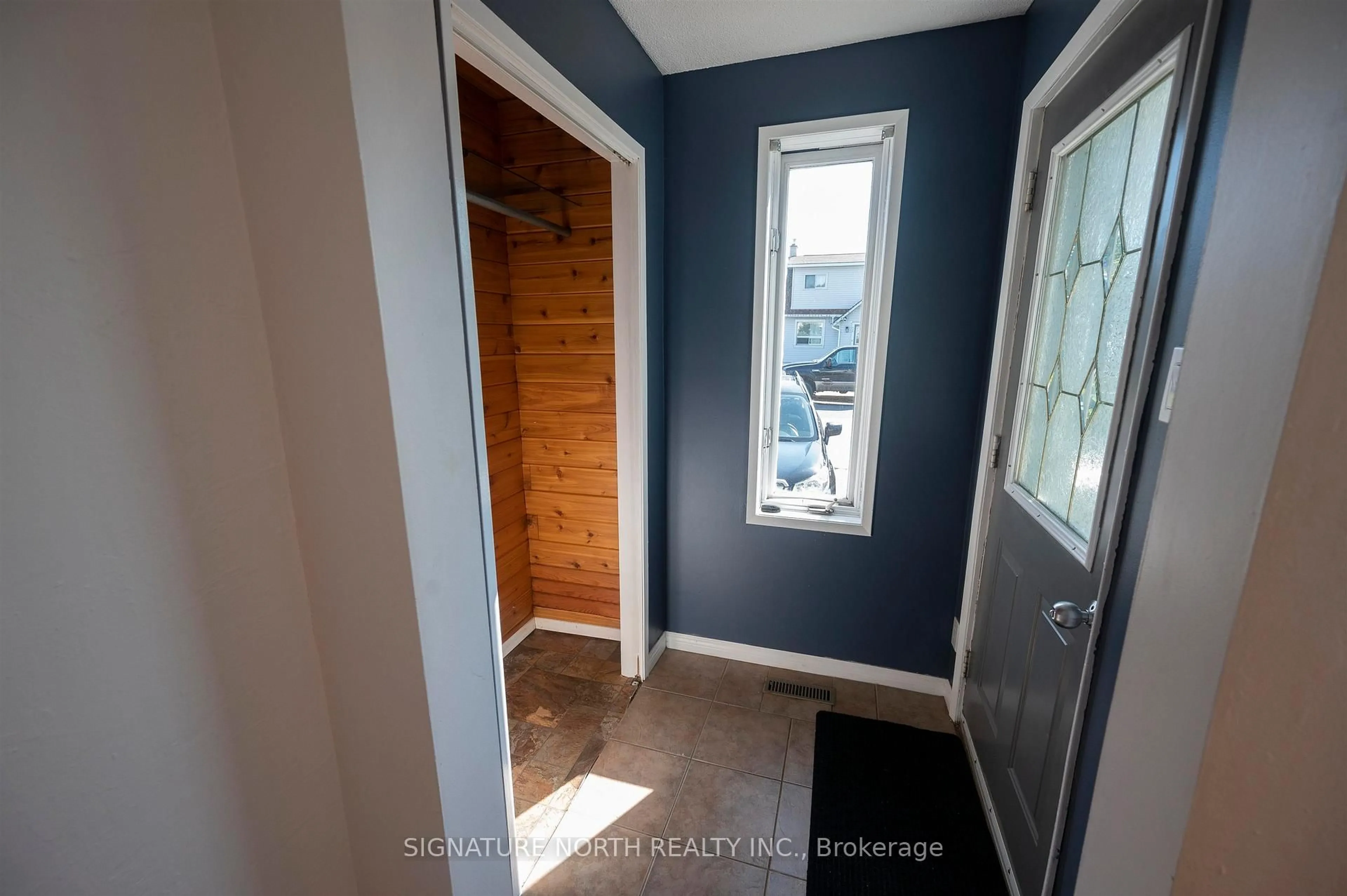 Indoor entryway for 735 Ernestine Avenue, Thunder Bay Ontario P7E 1W9