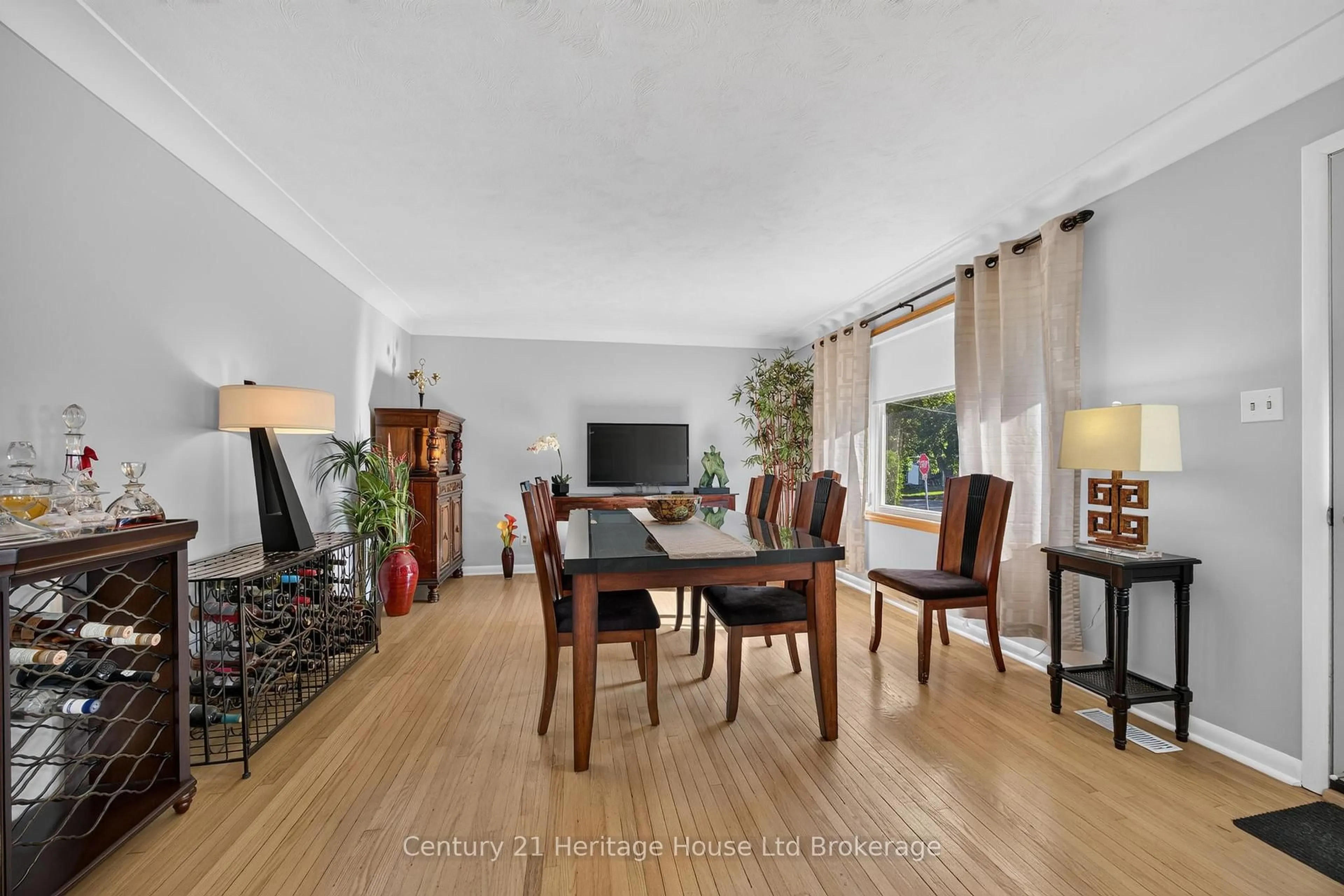 Dining room, wood/laminate floor for 256 Markwell St, Norfolk Ontario N4B 2R2