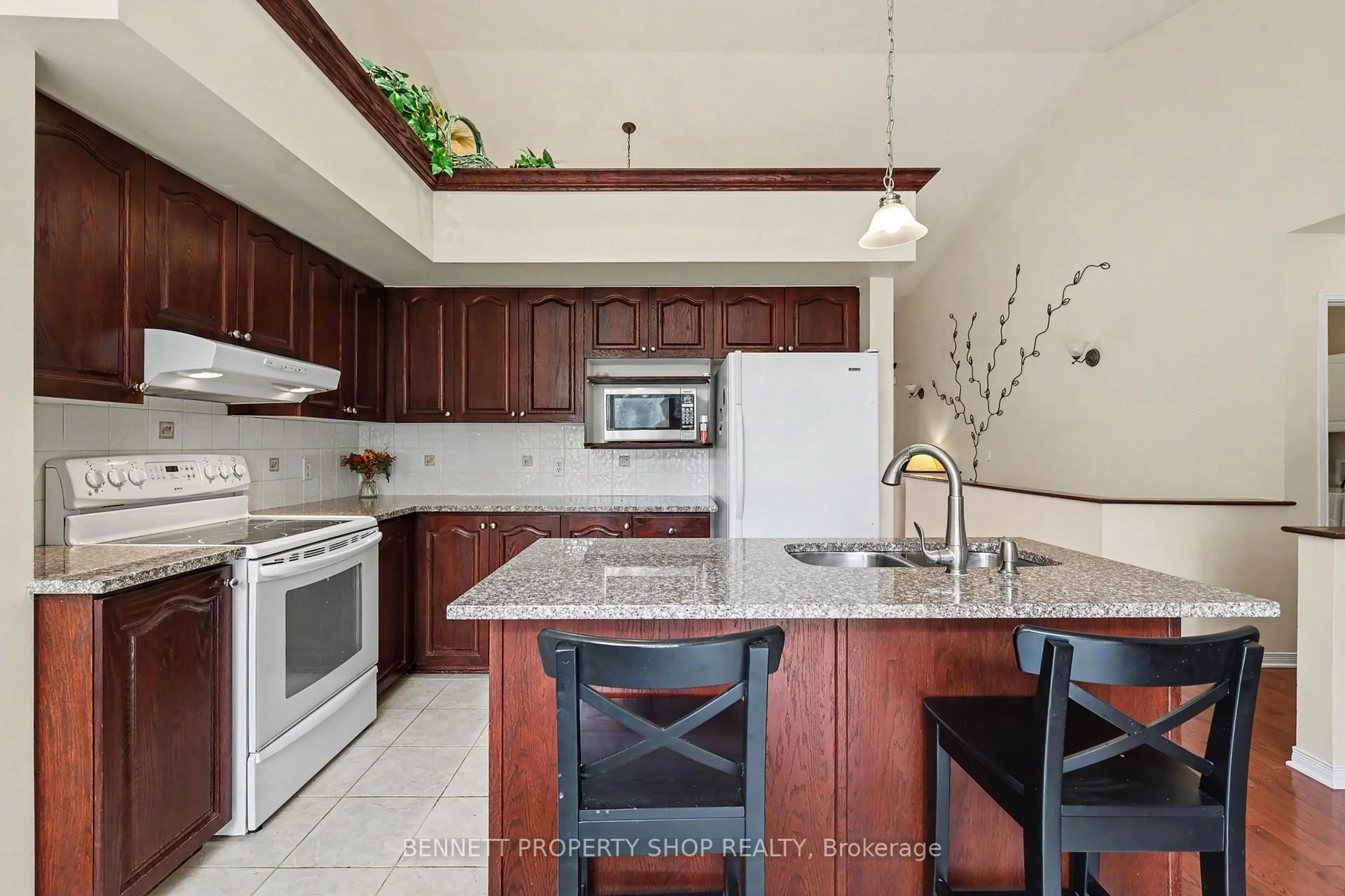 Standard kitchen, ceramic/tile floor for 4 Burnstead Cres, Ottawa Ontario K2M 2T4