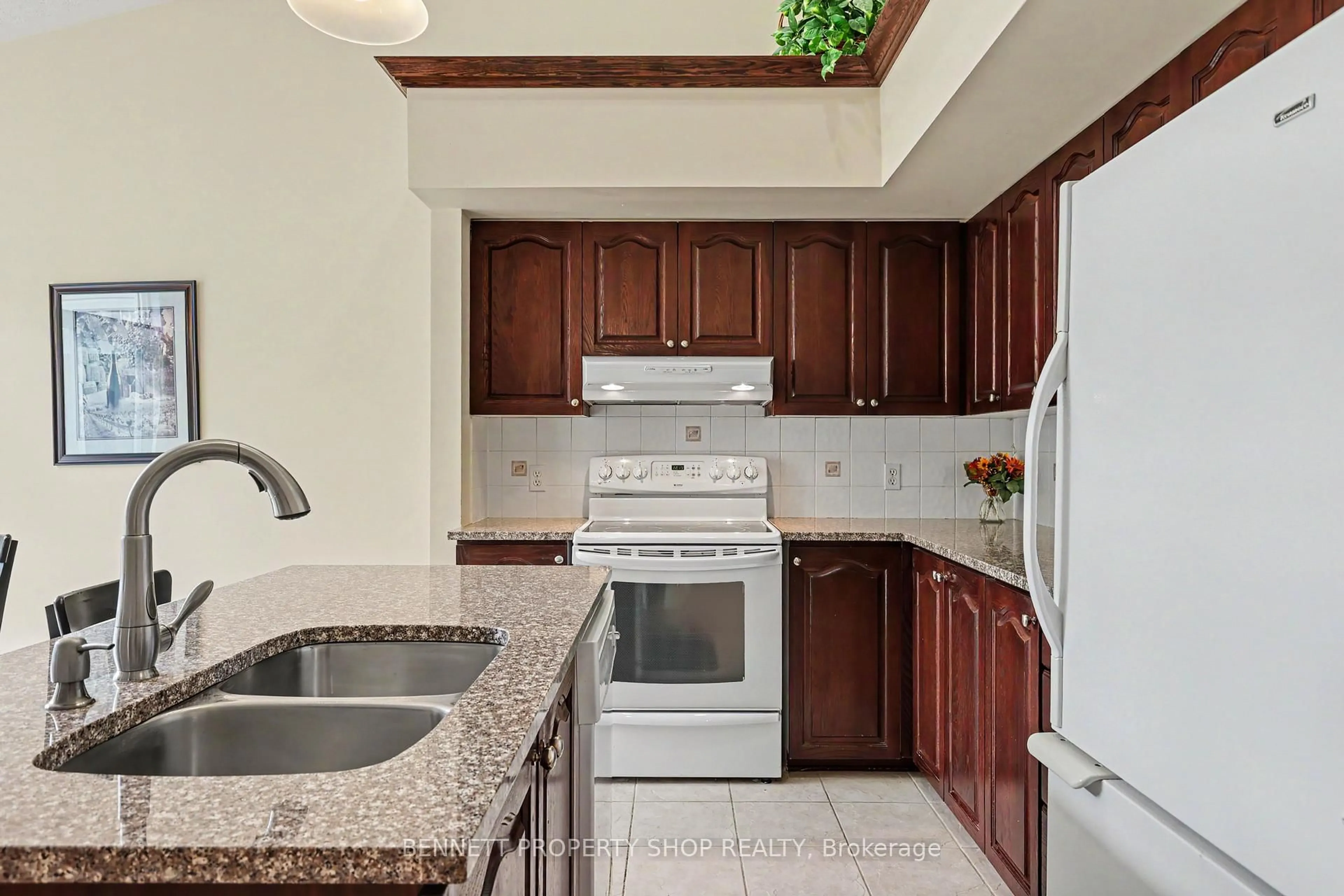 Standard kitchen, ceramic/tile floor for 4 Burnstead Cres, Ottawa Ontario K2M 2T4
