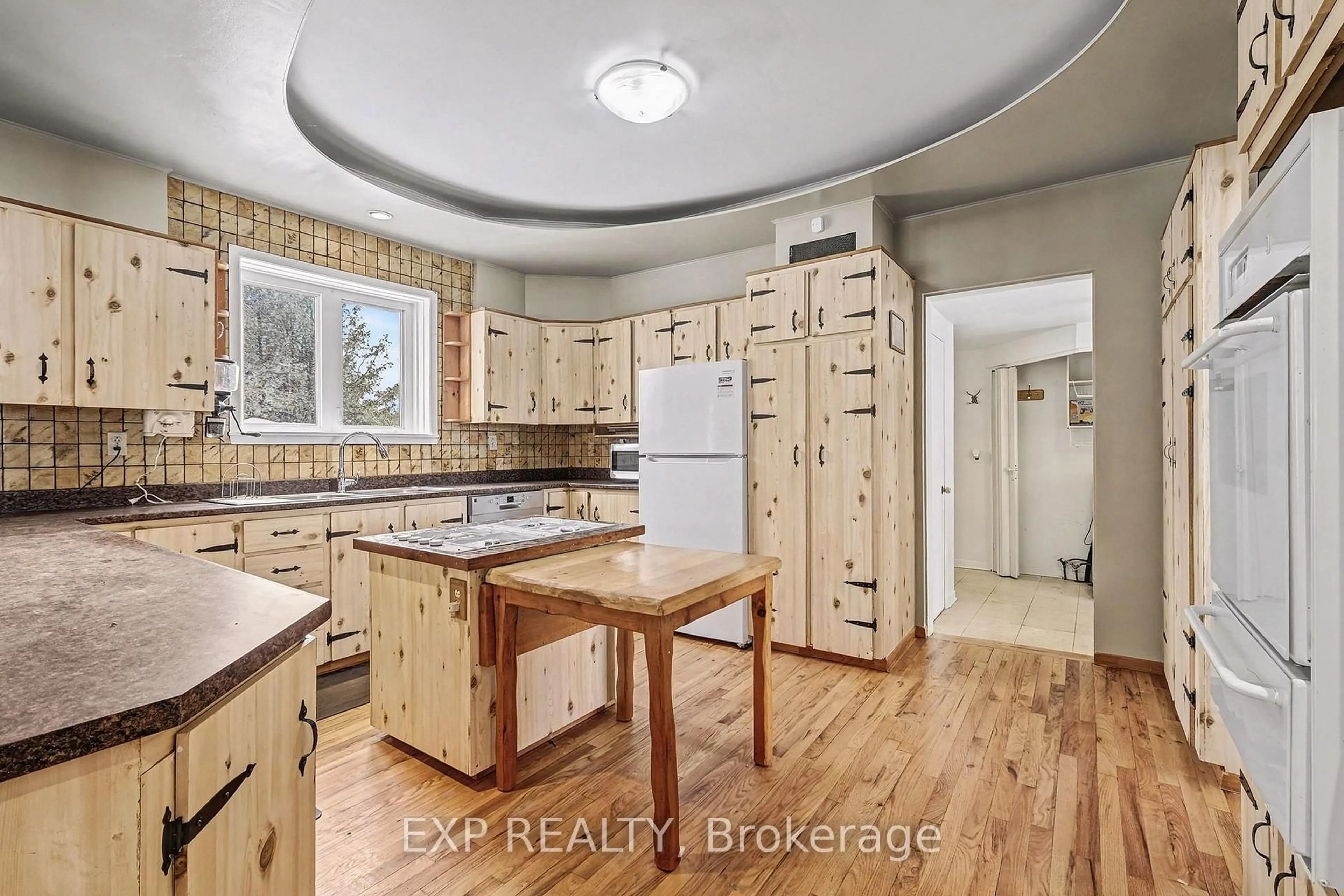 Open concept kitchen, ceramic/tile floor for 531 Route 400 Rte, Russell Ontario K4R 1E5