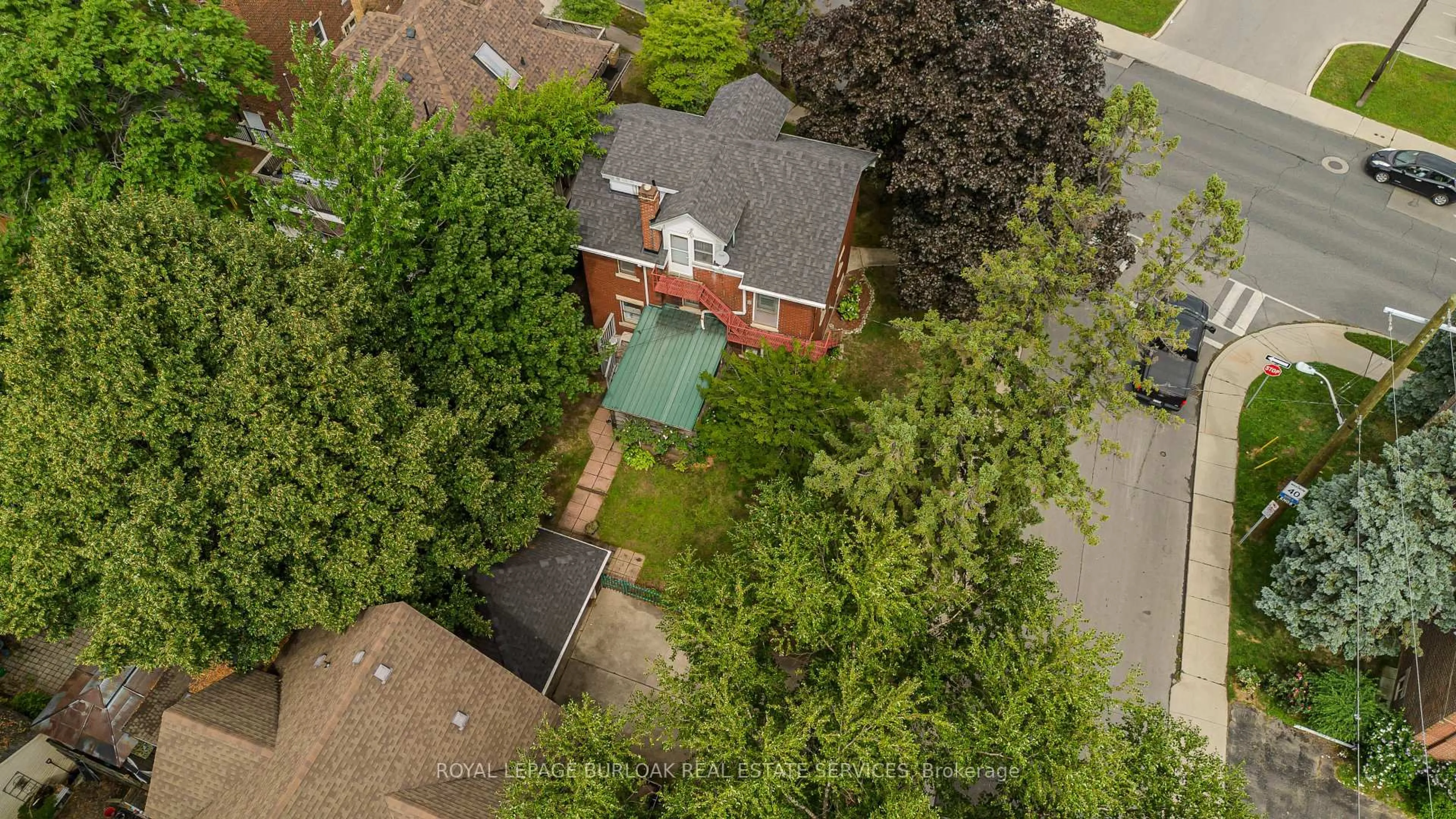 A pic from outside/outdoor area/front of a property/back of a property/a pic from drone, street for 1088 King St, Hamilton Ontario L8M 1E3