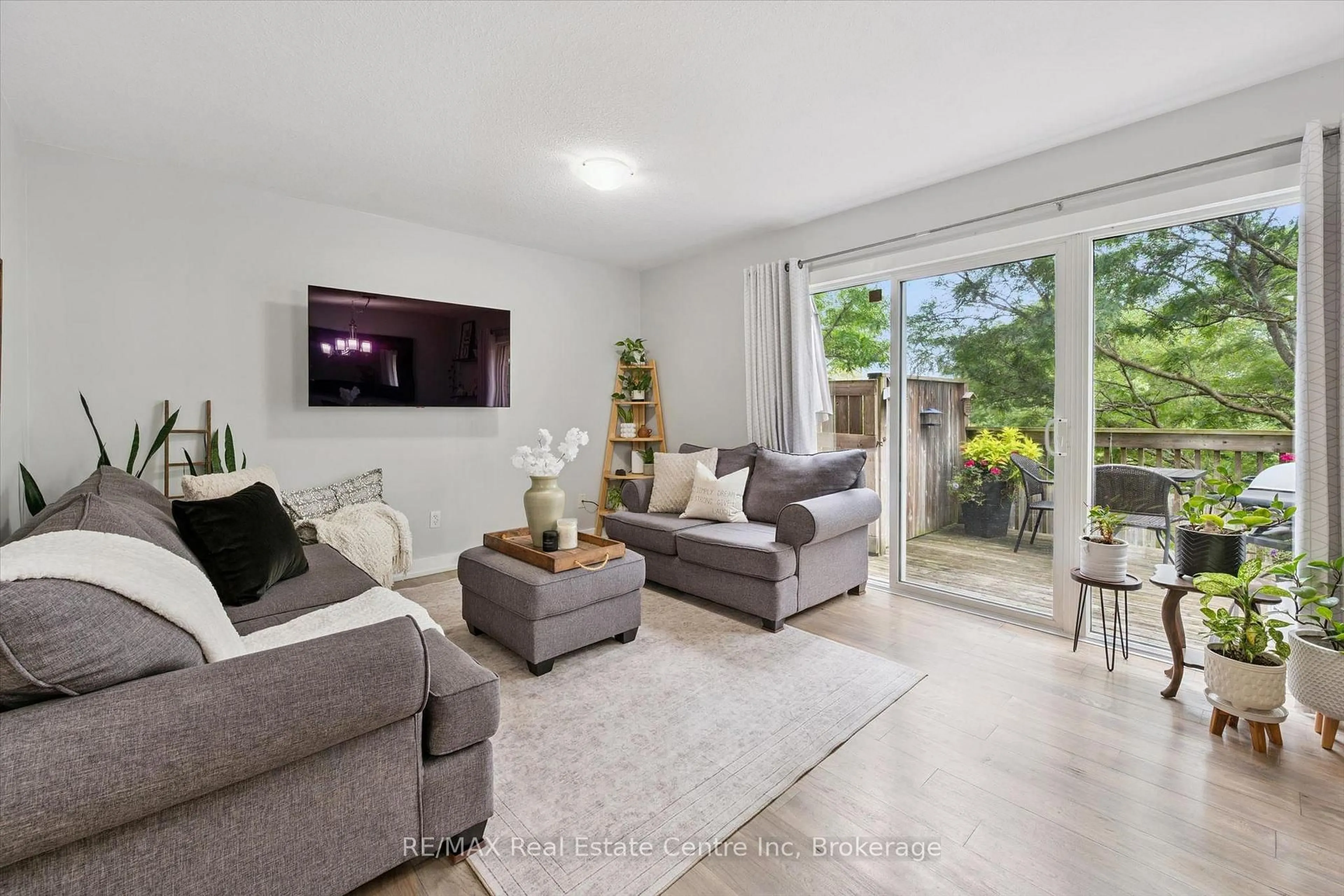 Living room with furniture, unknown for 31 SCHRODER Cres #21, Guelph Ontario N1E 7M6