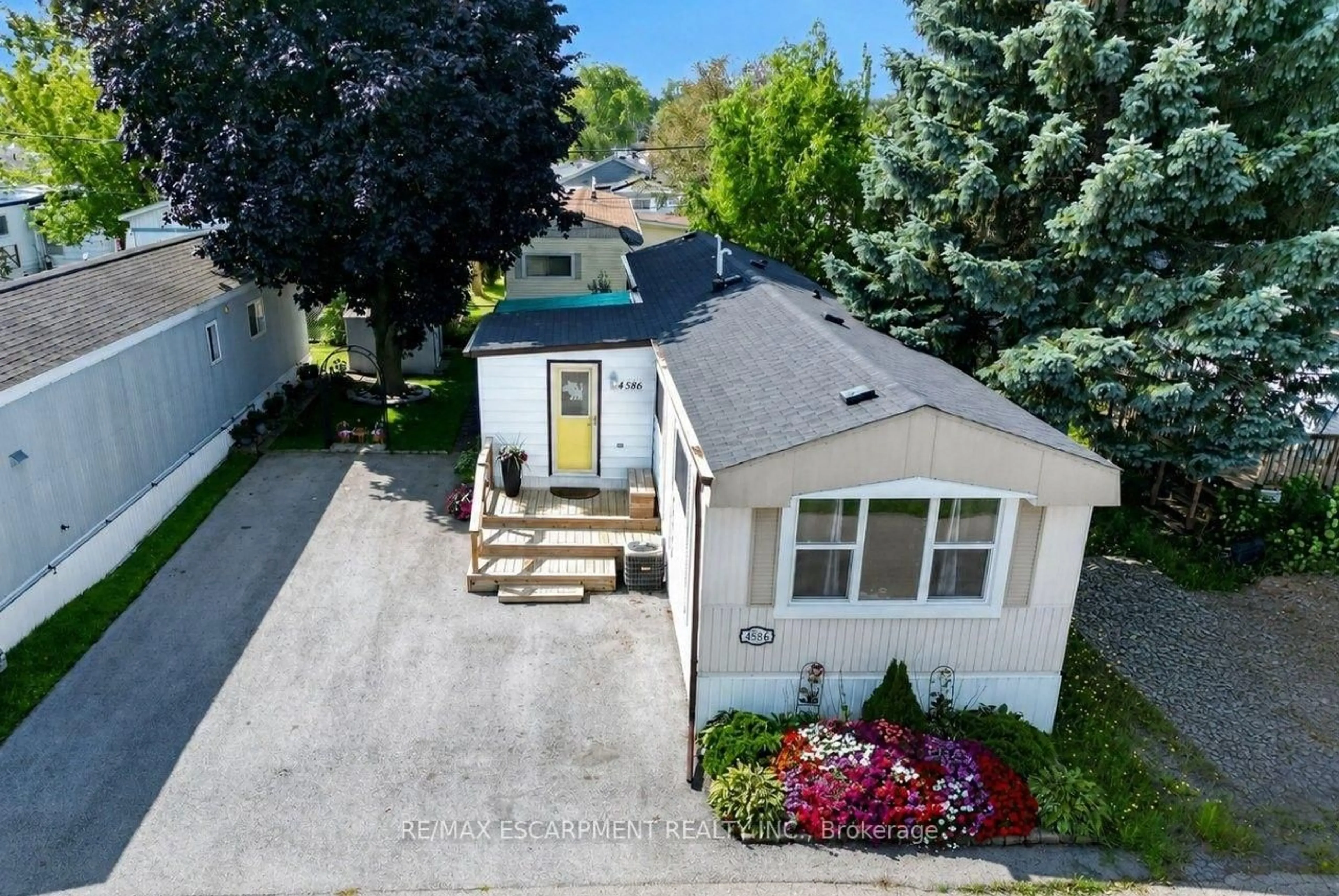 A pic from outside/outdoor area/front of a property/back of a property/a pic from drone, street for 4586 Mary Lane, Lincoln Ontario L3J 0W1