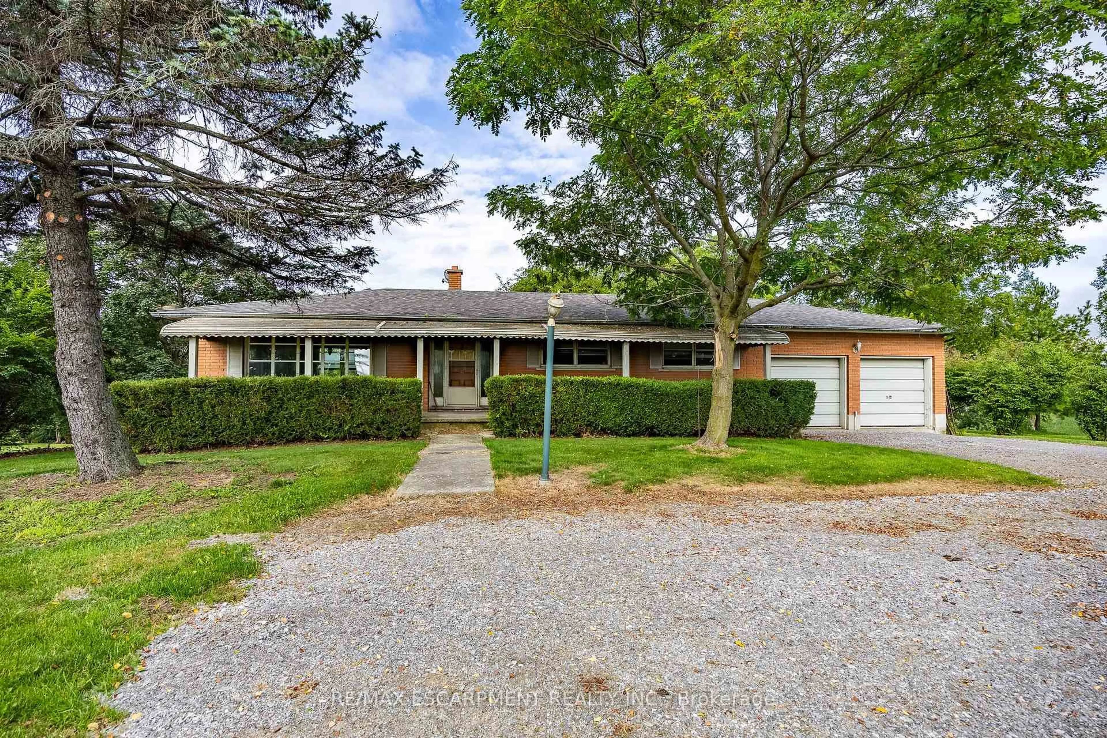 A pic from outside/outdoor area/front of a property/back of a property/a pic from drone, street for 107 Erie St, Haldimand Ontario N0A 1L0