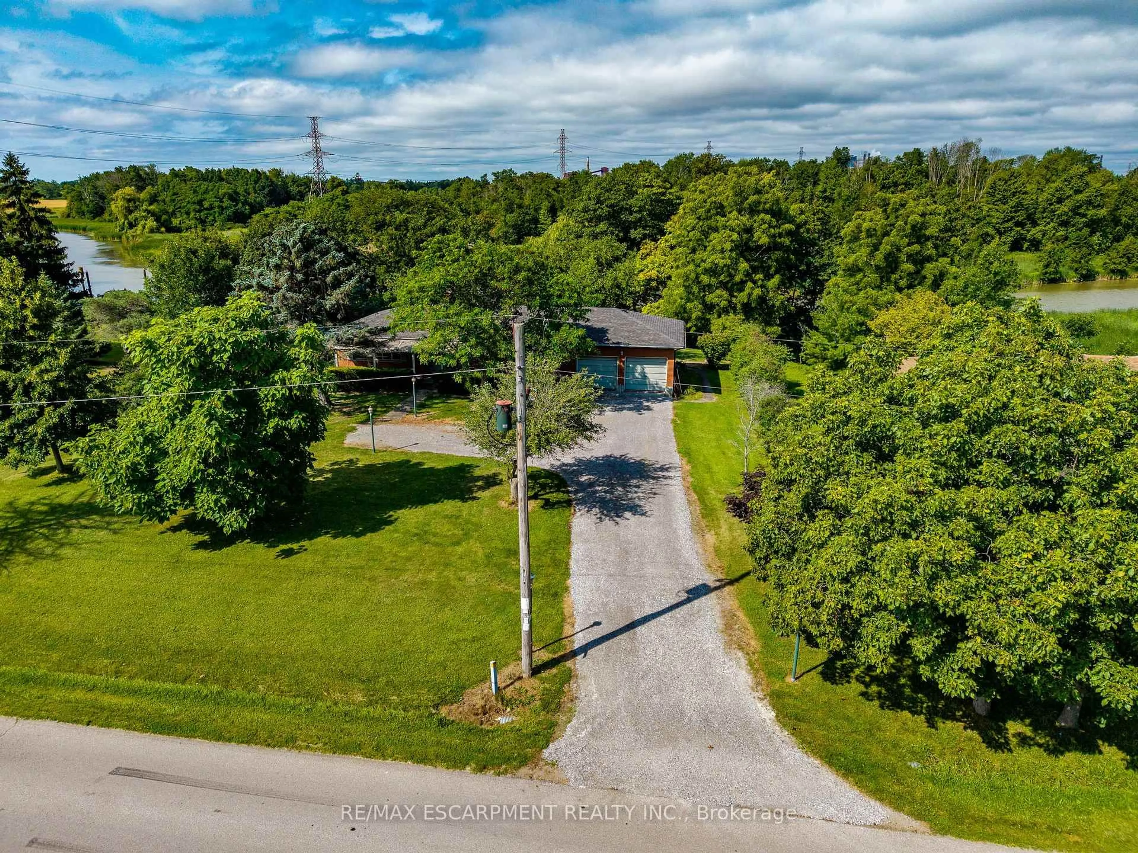 A pic from outside/outdoor area/front of a property/back of a property/a pic from drone, unknown for 107 Erie St, Haldimand Ontario N0A 1L0