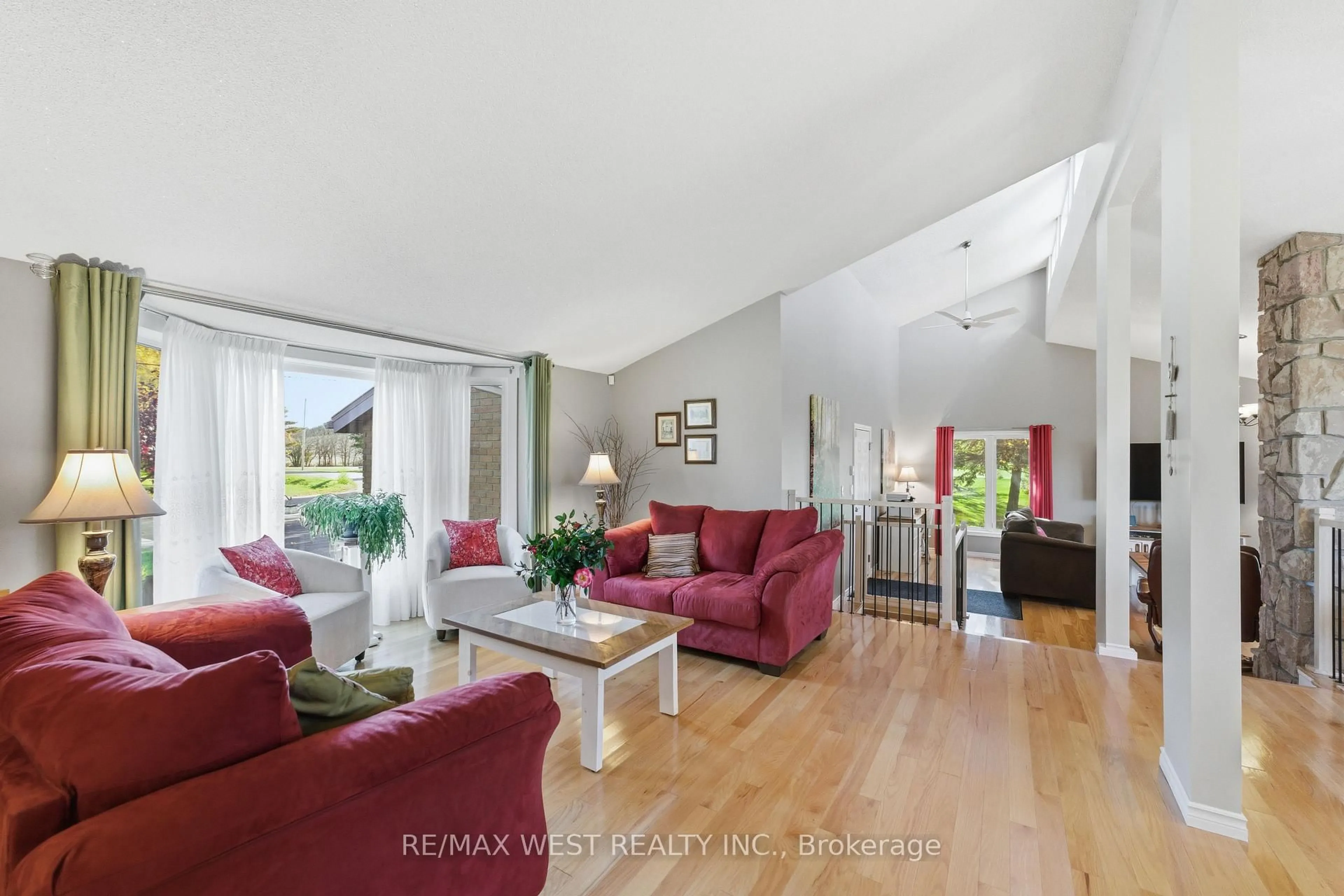 Living room with furniture, unknown for 2776 Dalewood Crt, Hamilton Township Ontario K9A 0V8