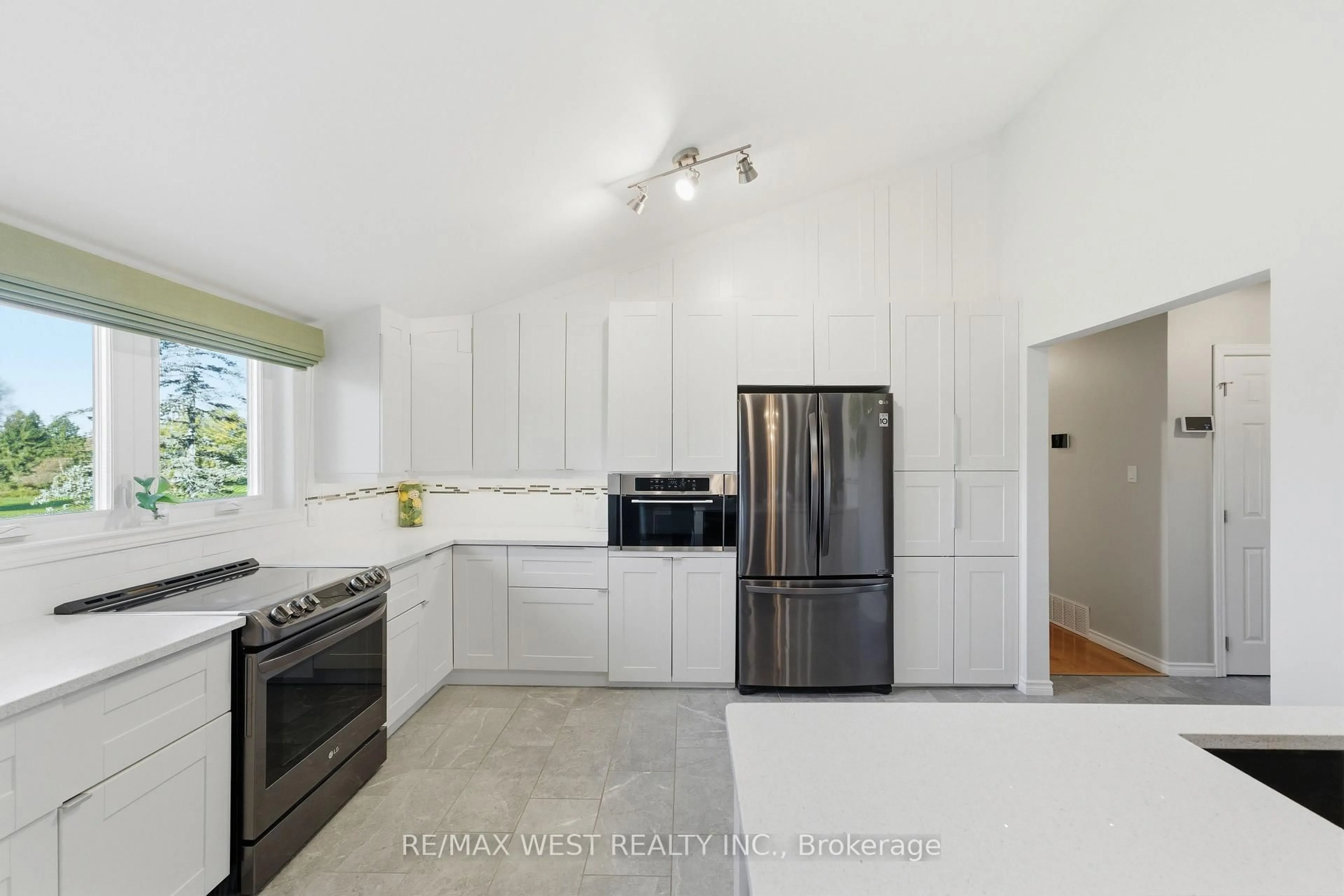 Open concept kitchen, ceramic/tile floor for 2776 Dalewood Crt, Hamilton Township Ontario K9A 0V8