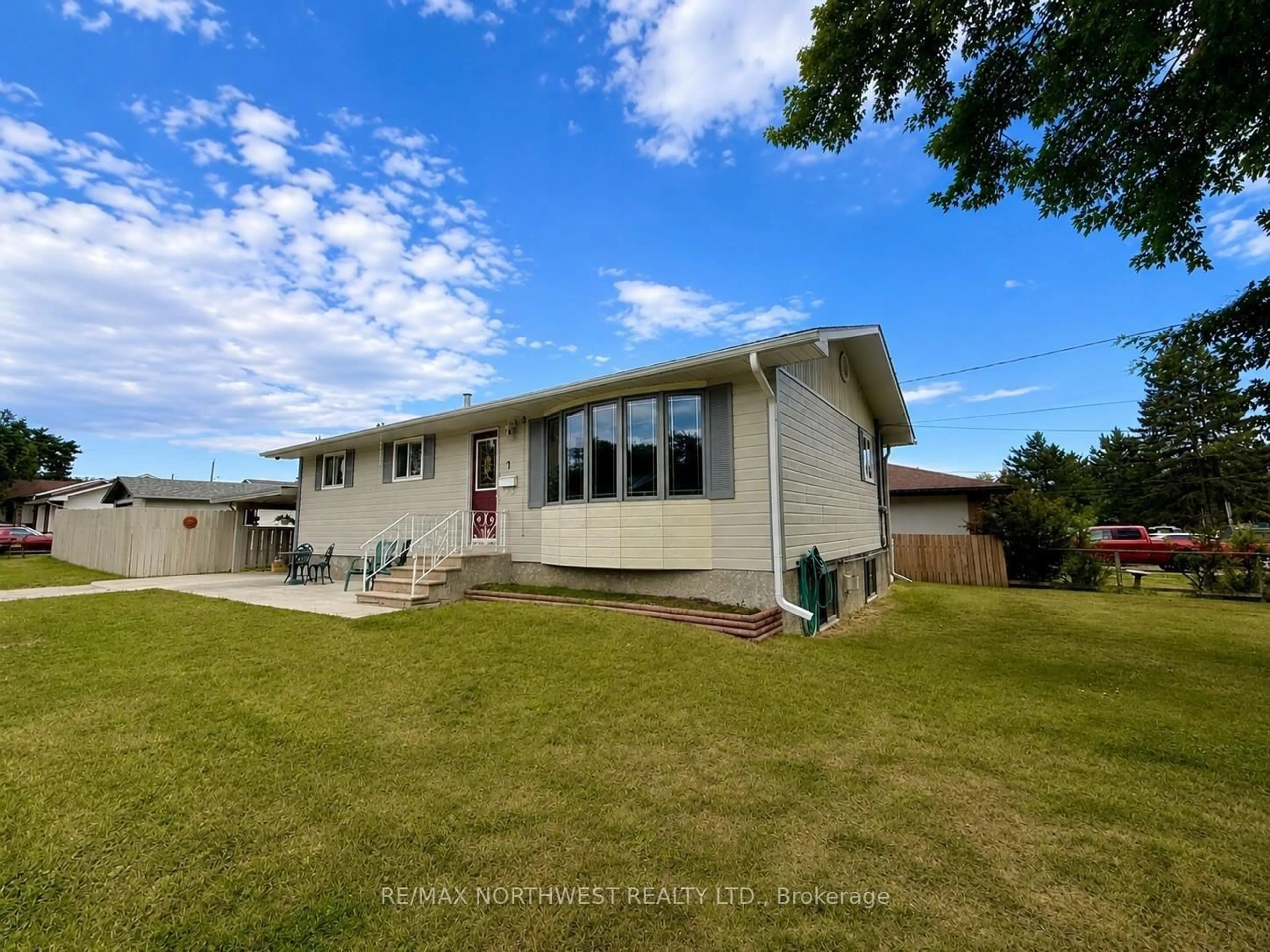 A pic from outside/outdoor area/front of a property/back of a property/a pic from drone, unknown for 1 Kirkpatrick Ave, Kenora Ontario P9N 4K5