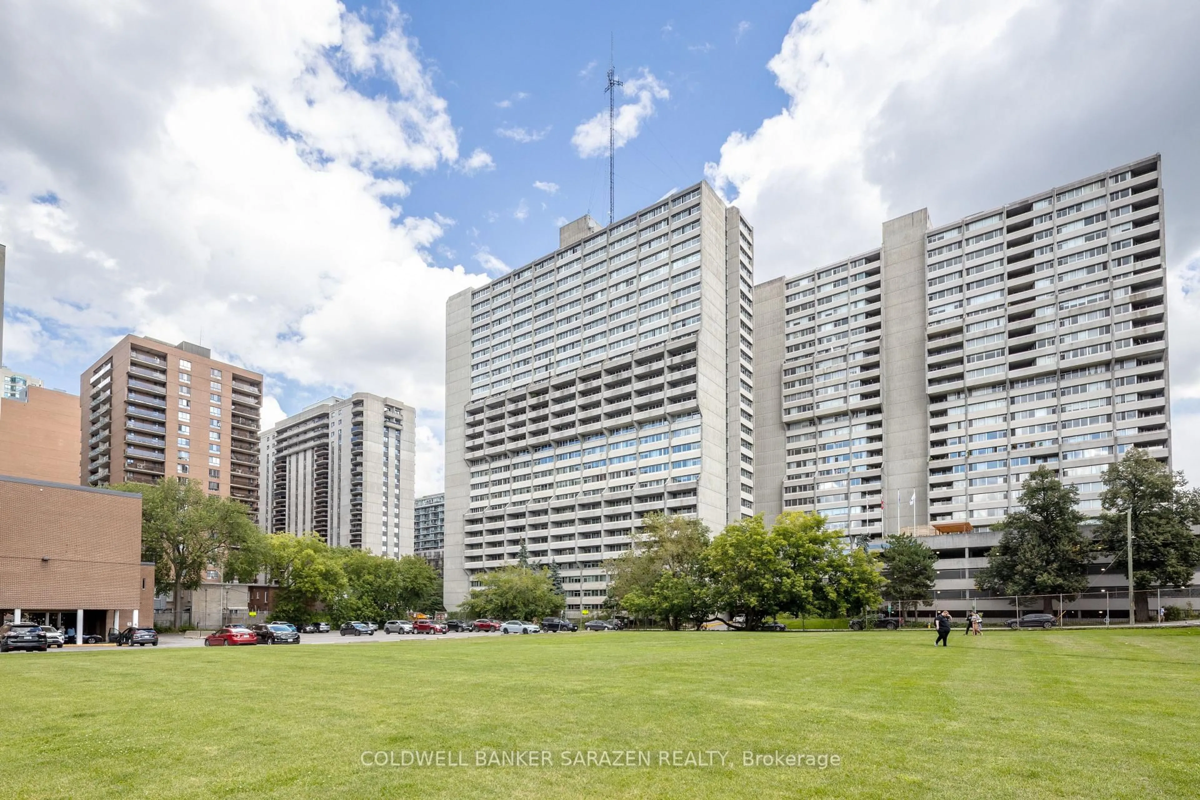 A pic from outside/outdoor area/front of a property/back of a property/a pic from drone, city buildings view from balcony for 500 Laurier Ave #2706, Ottawa Ontario K1R 5E1