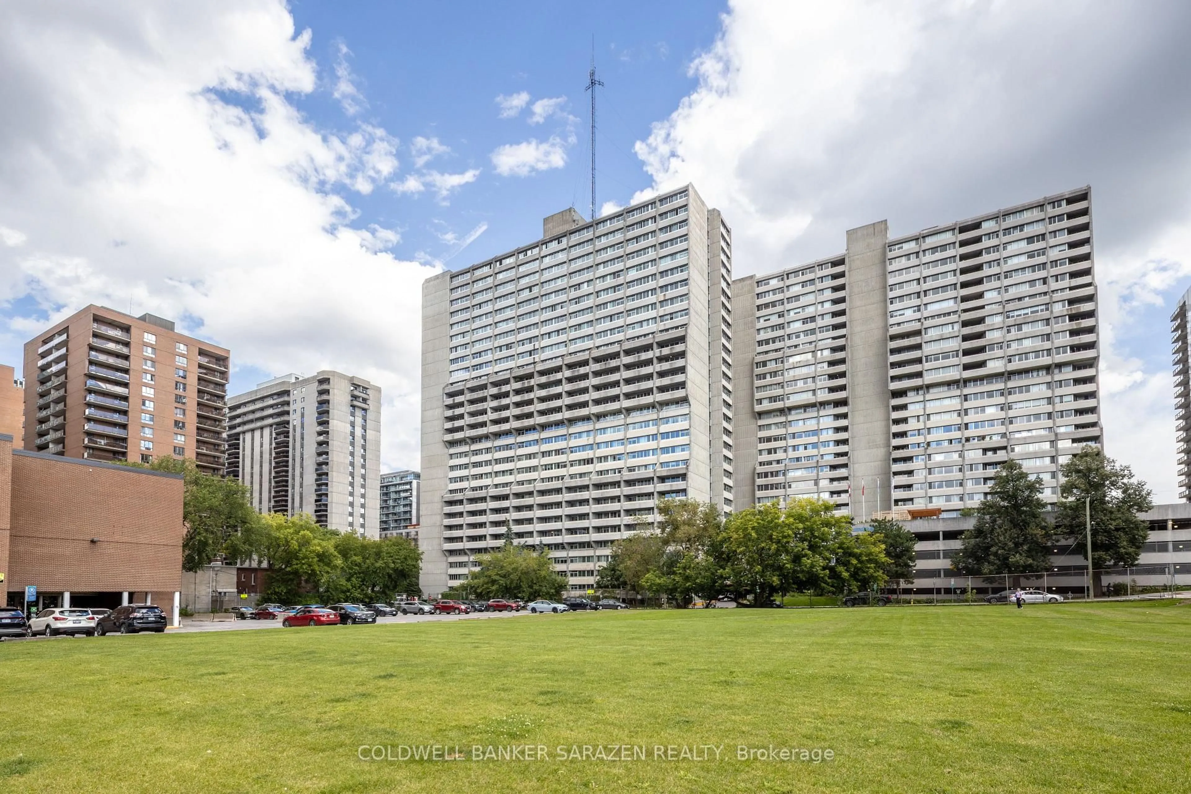 A pic from outside/outdoor area/front of a property/back of a property/a pic from drone, city buildings view from balcony for 500 Laurier Ave #2706, Ottawa Ontario K1R 5E1