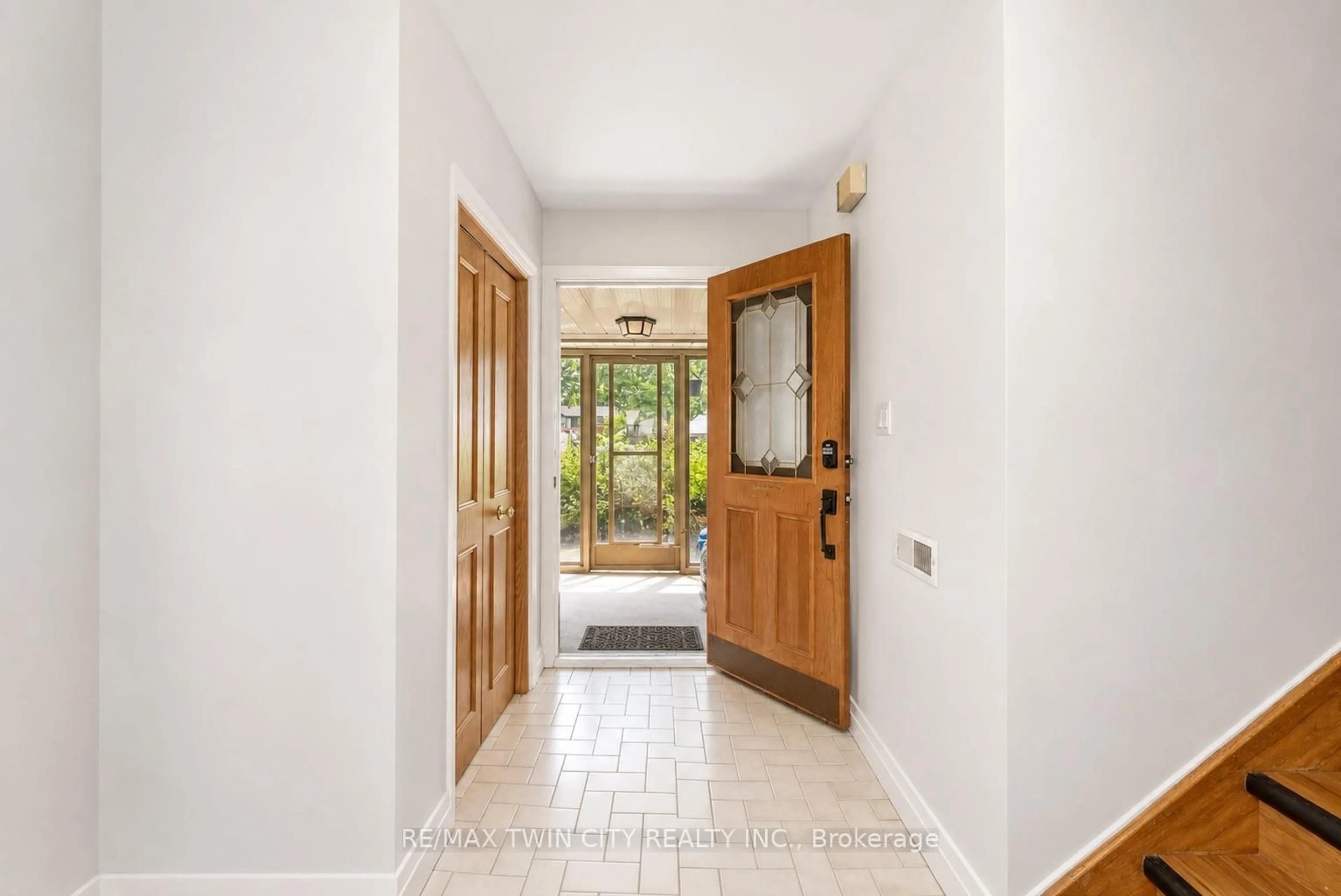 Indoor foyer for 58 Tupper Cres, Kitchener Ontario N2B 2X9