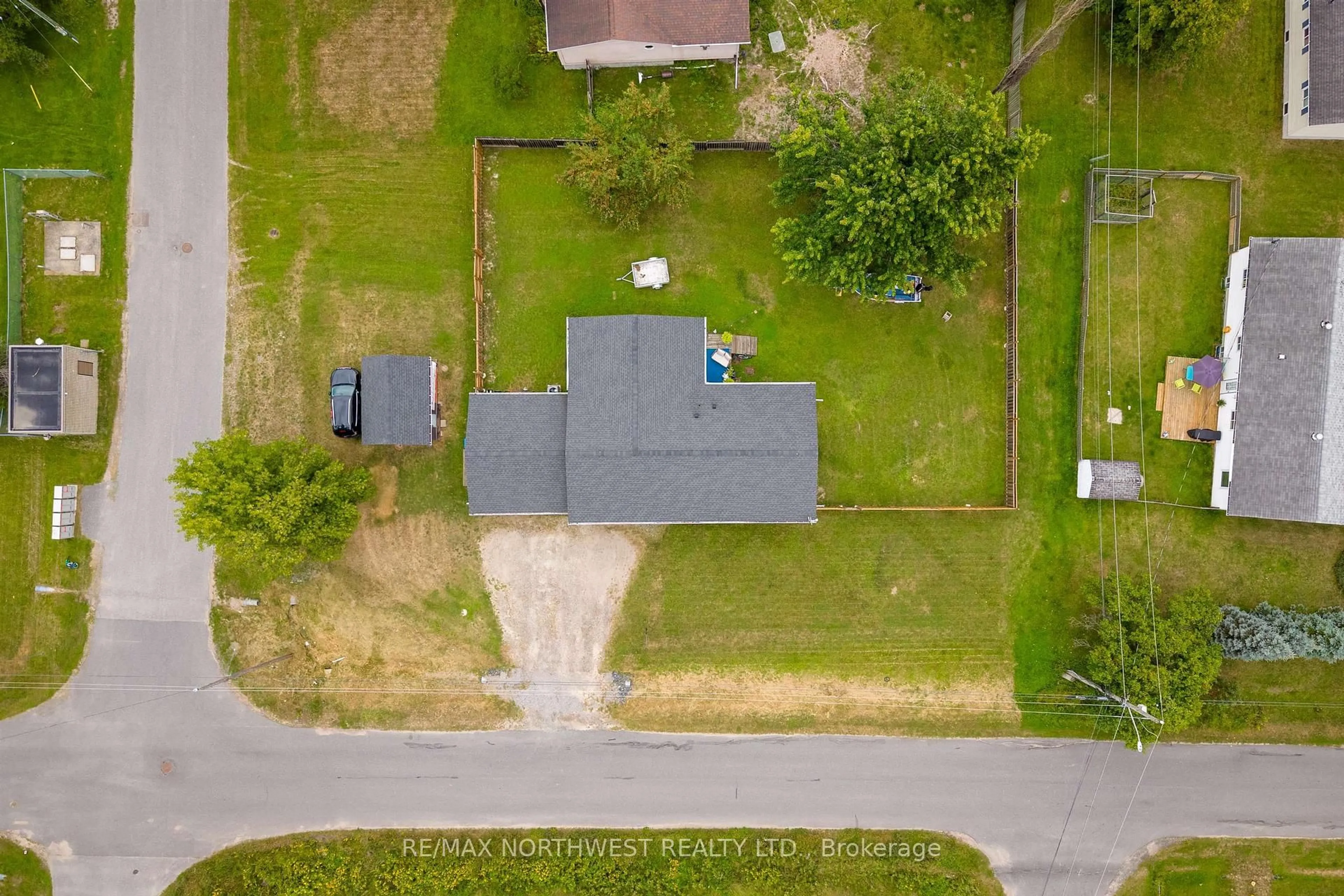 A pic from outside/outdoor area/front of a property/back of a property/a pic from drone, street for 25 Park Avenue, Kenora Ontario P9N 3W8