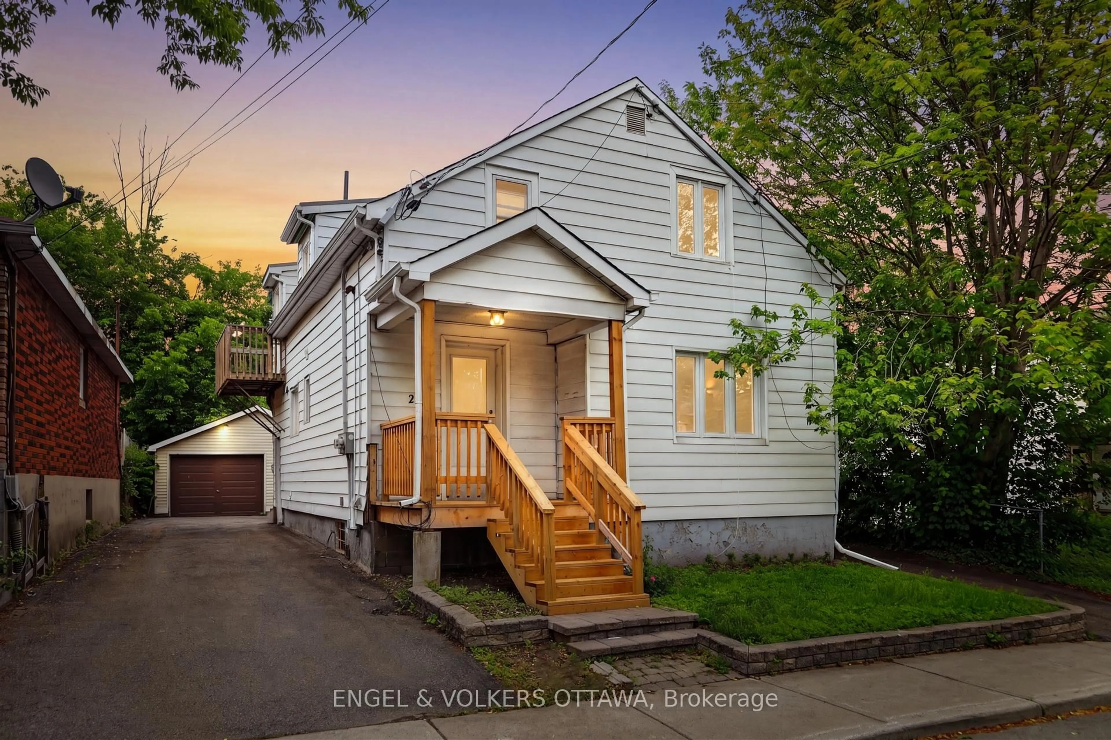 Home with vinyl exterior material, street for 267 Granville St, Ottawa Ontario K1L 6Z3