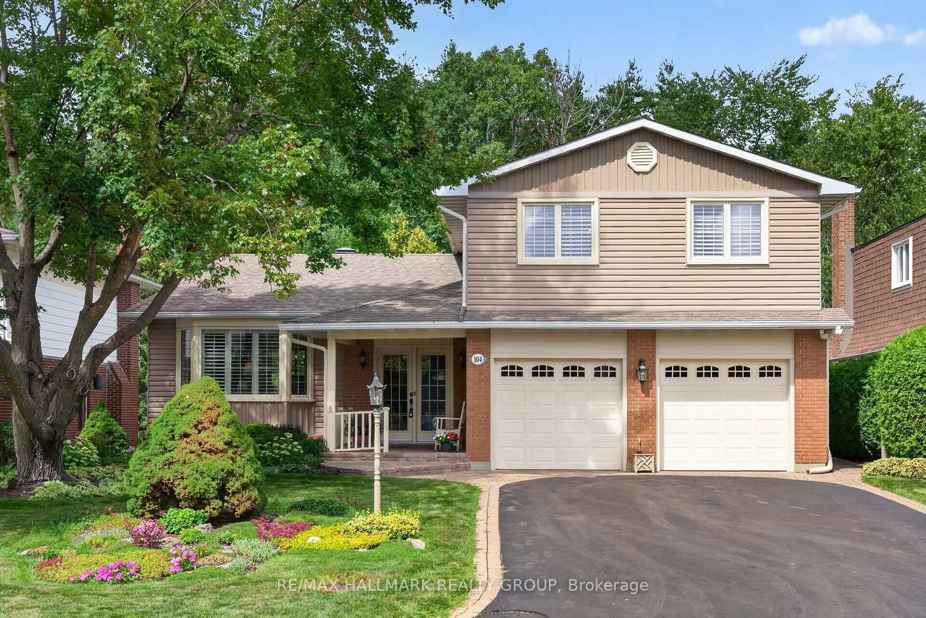Home with vinyl exterior material, street for 104 Northpark Dr, Ottawa Ontario K1B 4V3