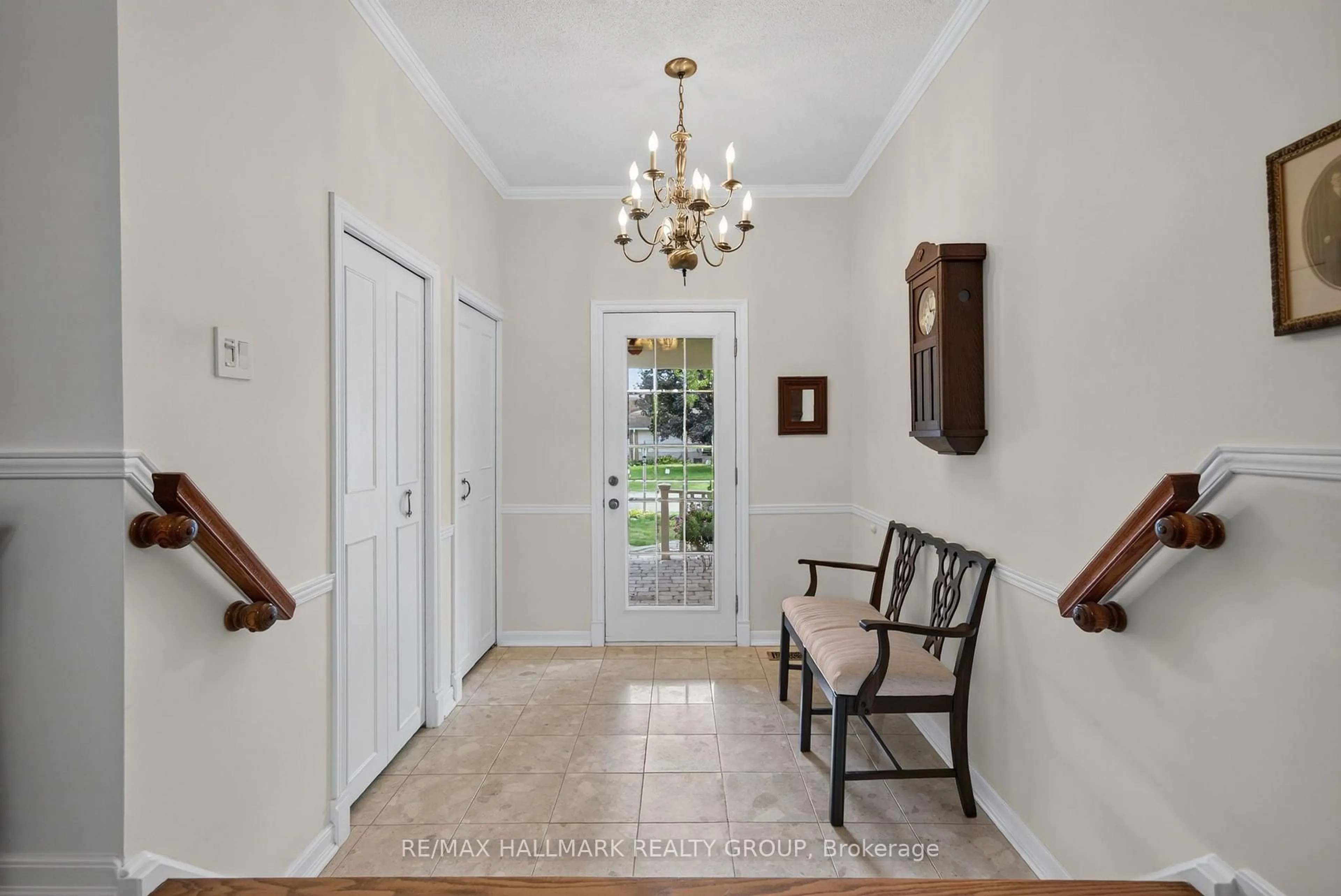 Indoor entryway for 104 Northpark Dr, Ottawa Ontario K1B 4V3