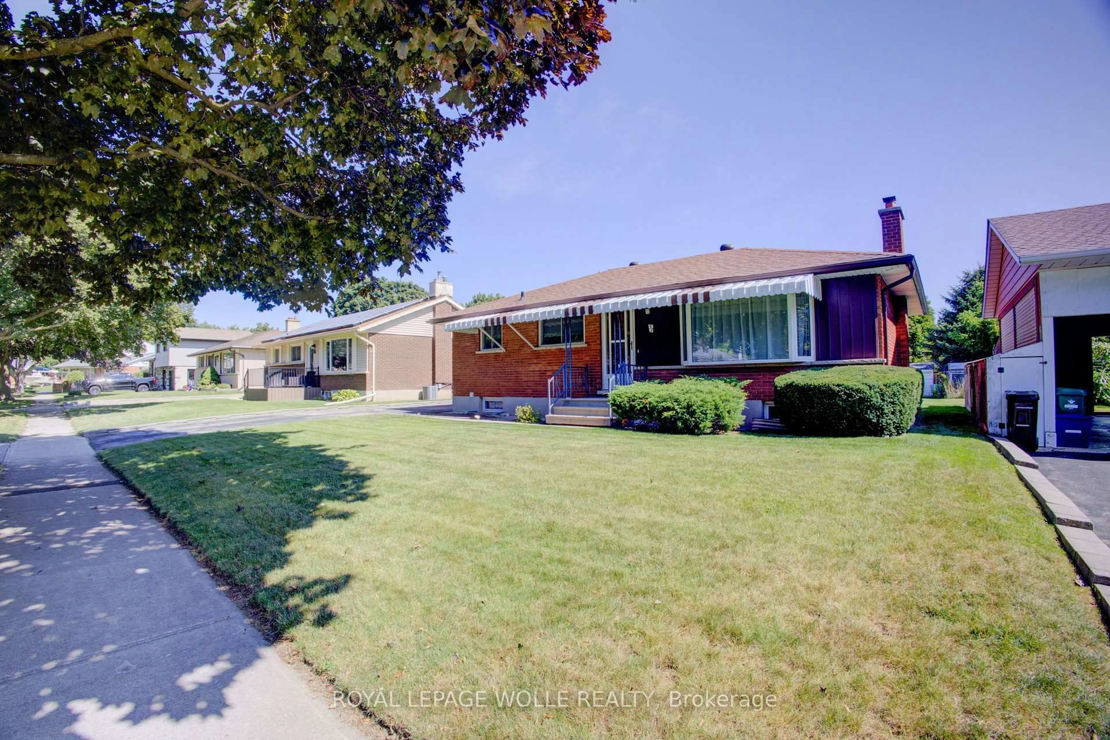Unknown for 52 Queenston Cres, Kitchener Ontario N2B 2V5