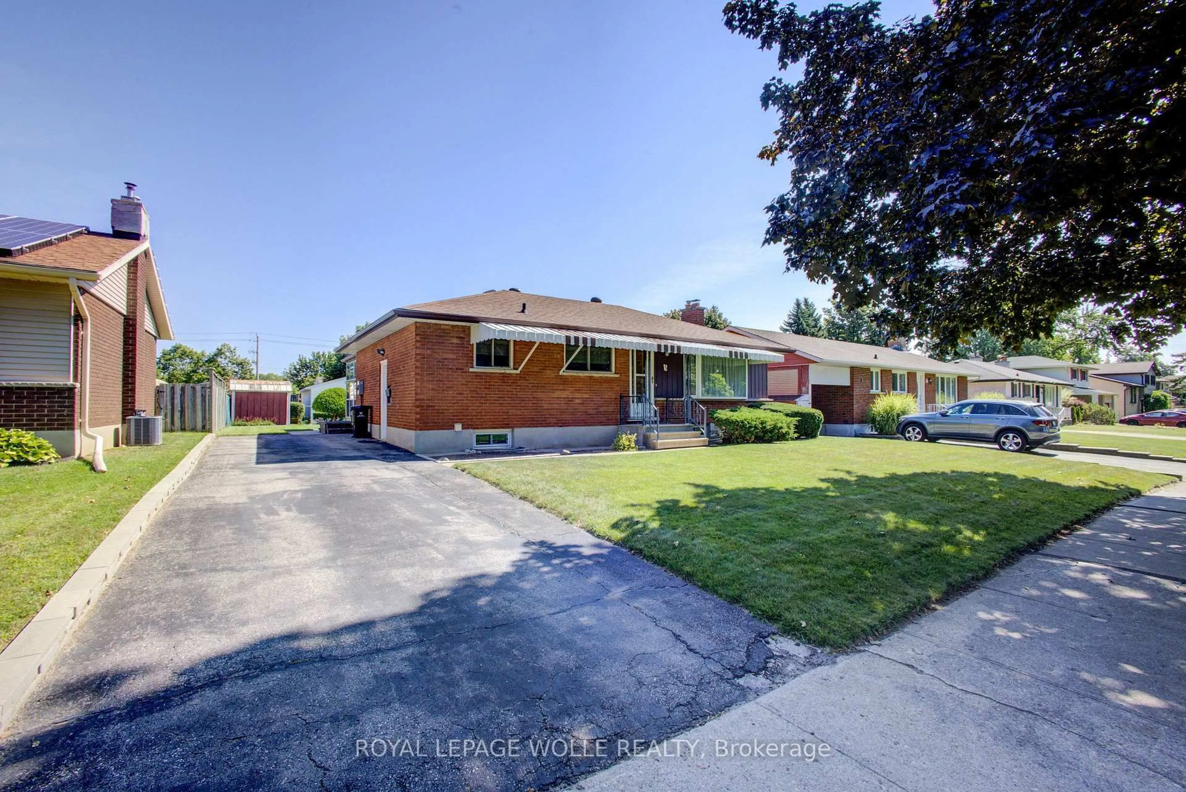 A pic from outside/outdoor area/front of a property/back of a property/a pic from drone, street for 52 Queenston Cres, Kitchener Ontario N2B 2V5