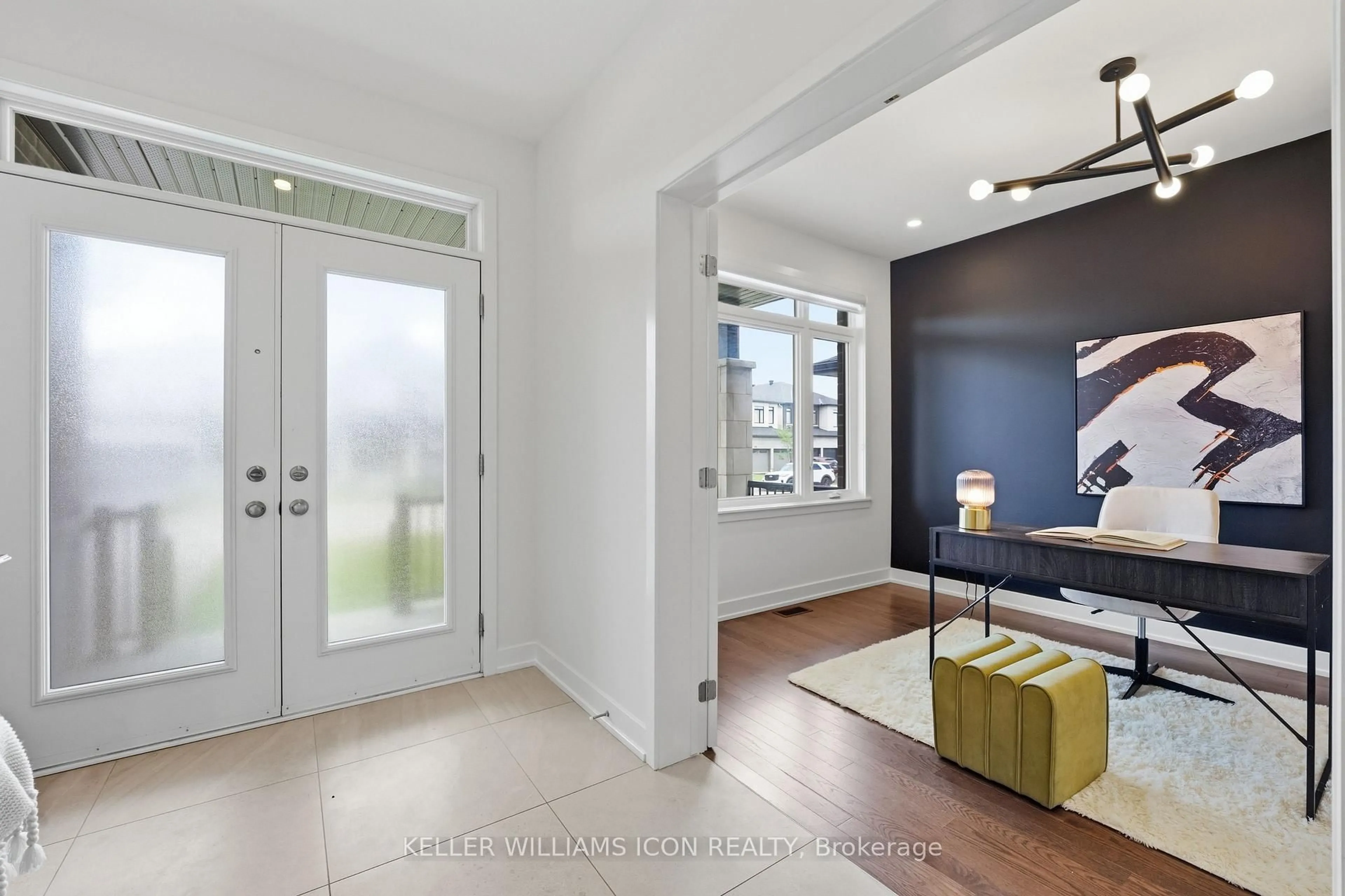Indoor entryway for 702 ROSALES Rdge, Ottawa Ontario K1T 0V5