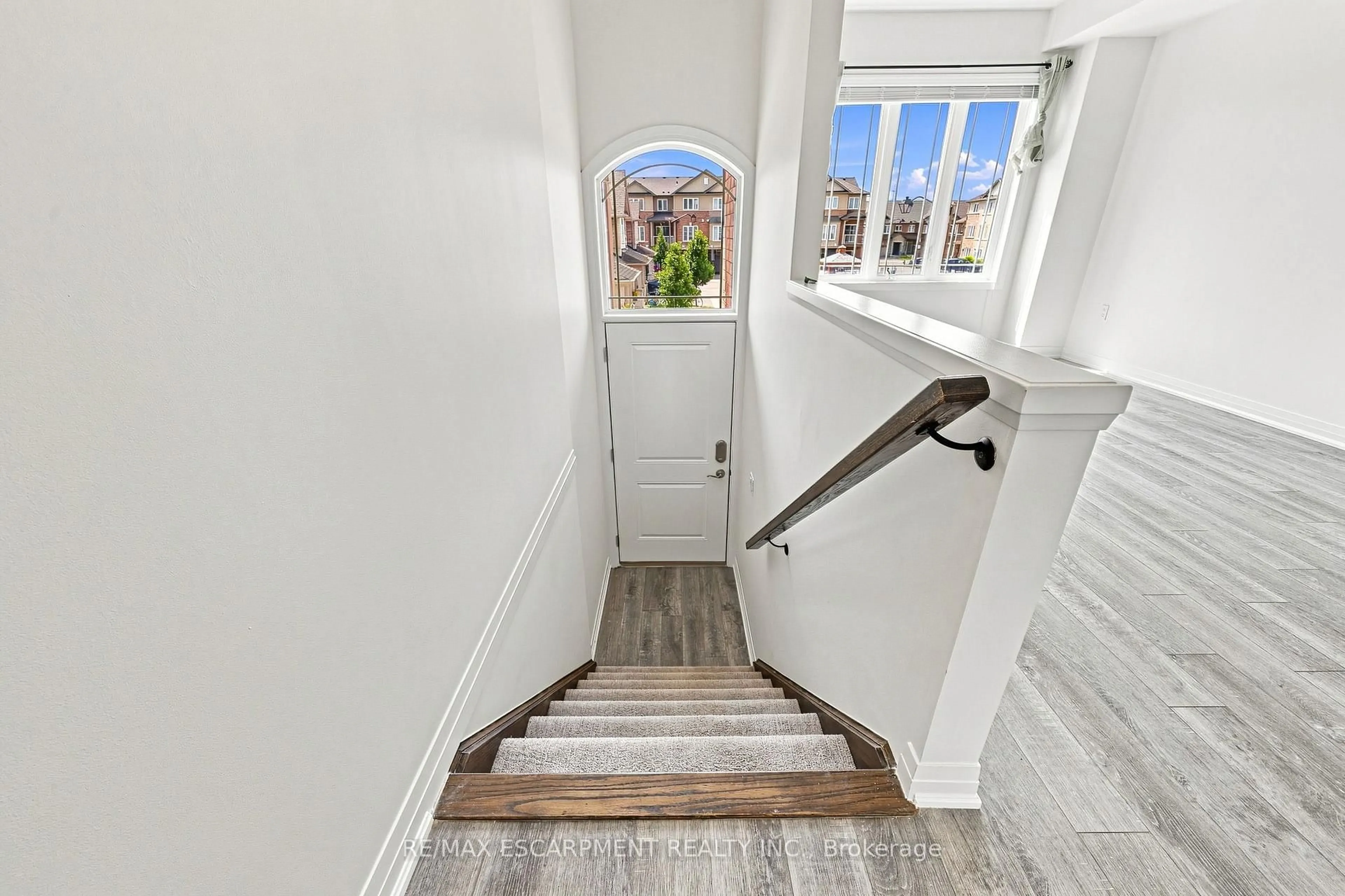 Indoor entryway for 94 Laguna Village Cres, Hamilton Ontario L0R 1P0