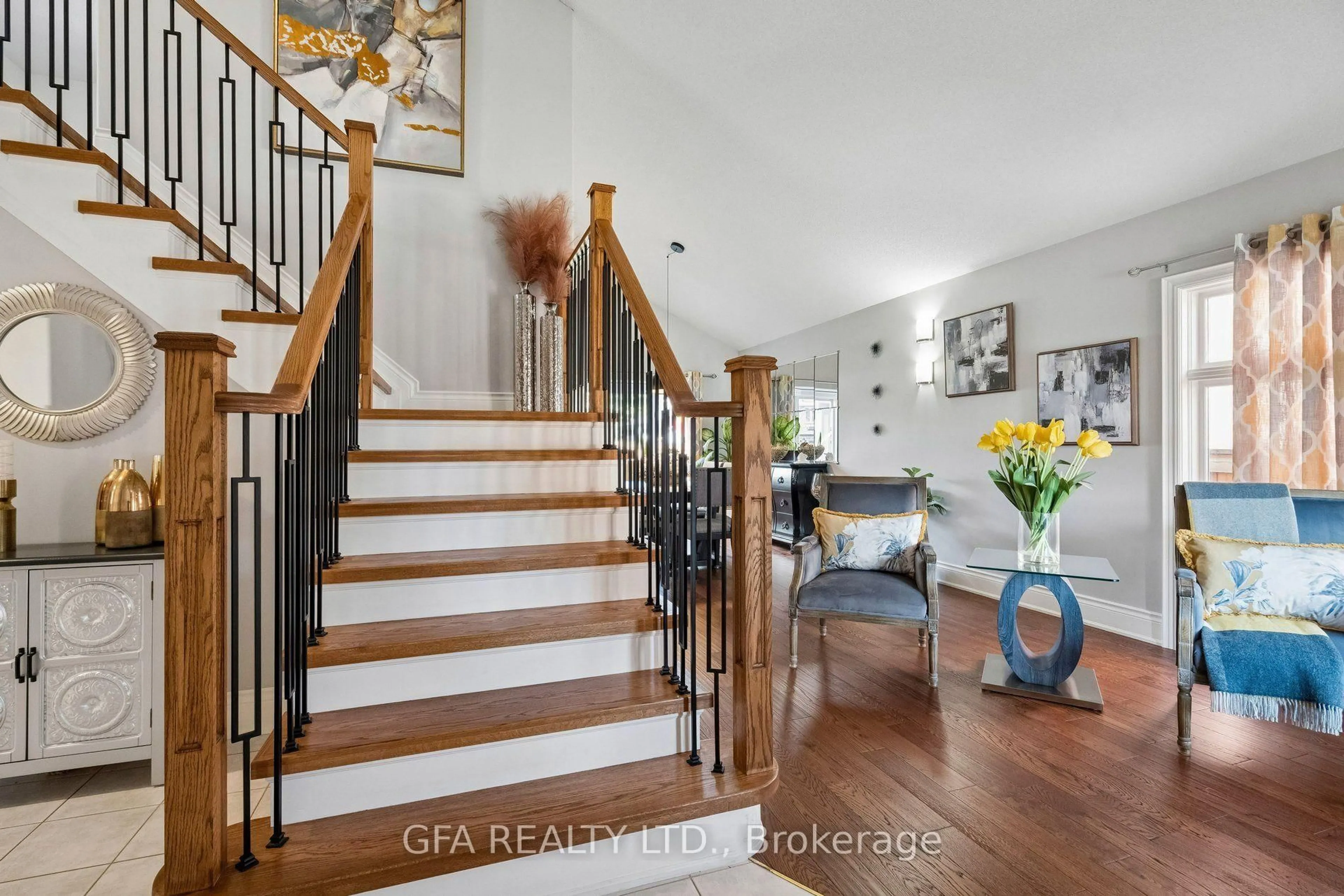 Indoor entryway for 34 Harbottle Crt, Hamilton Ontario L9C 7N9