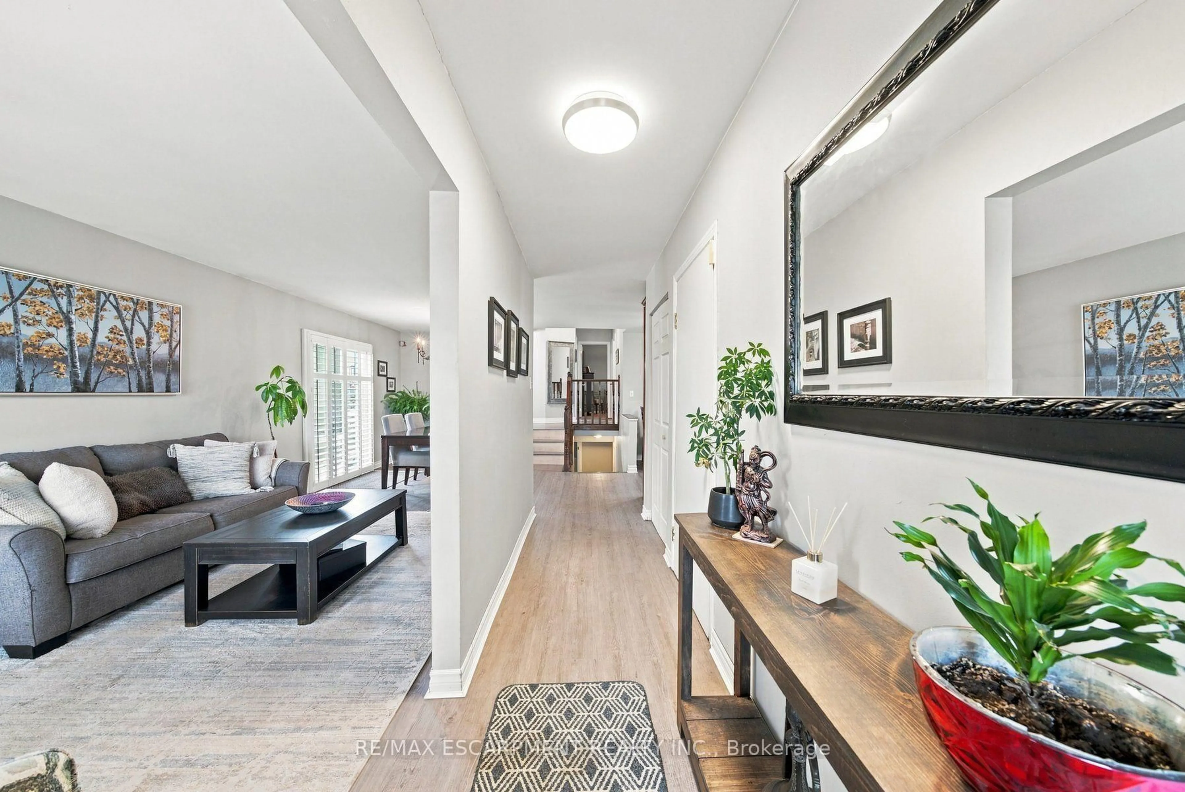 Indoor entryway for 143 Independence Dr, Hamilton Ontario L8W 3H7